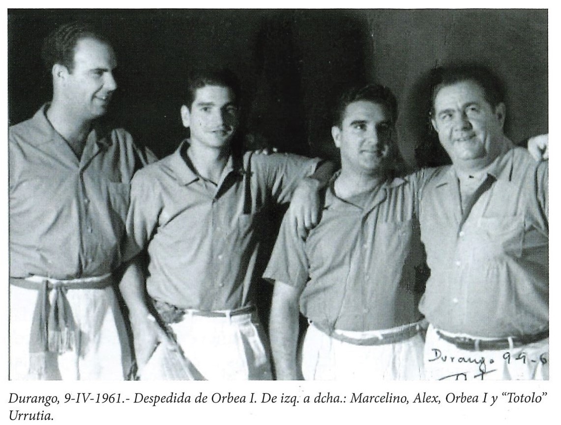 Durango, 9/4/1961, despedida a Orbea I. Alex Solozabal Areitio con más pelotaris. Durango 1961/4/9, Orbea I.-ari agurra. Durango, 9/4/1961, despedida a Orbea I. Alex Solozabal Areitio con más pelotaris. Durango 1961/4/9, Orbea I.-ari agurra.
