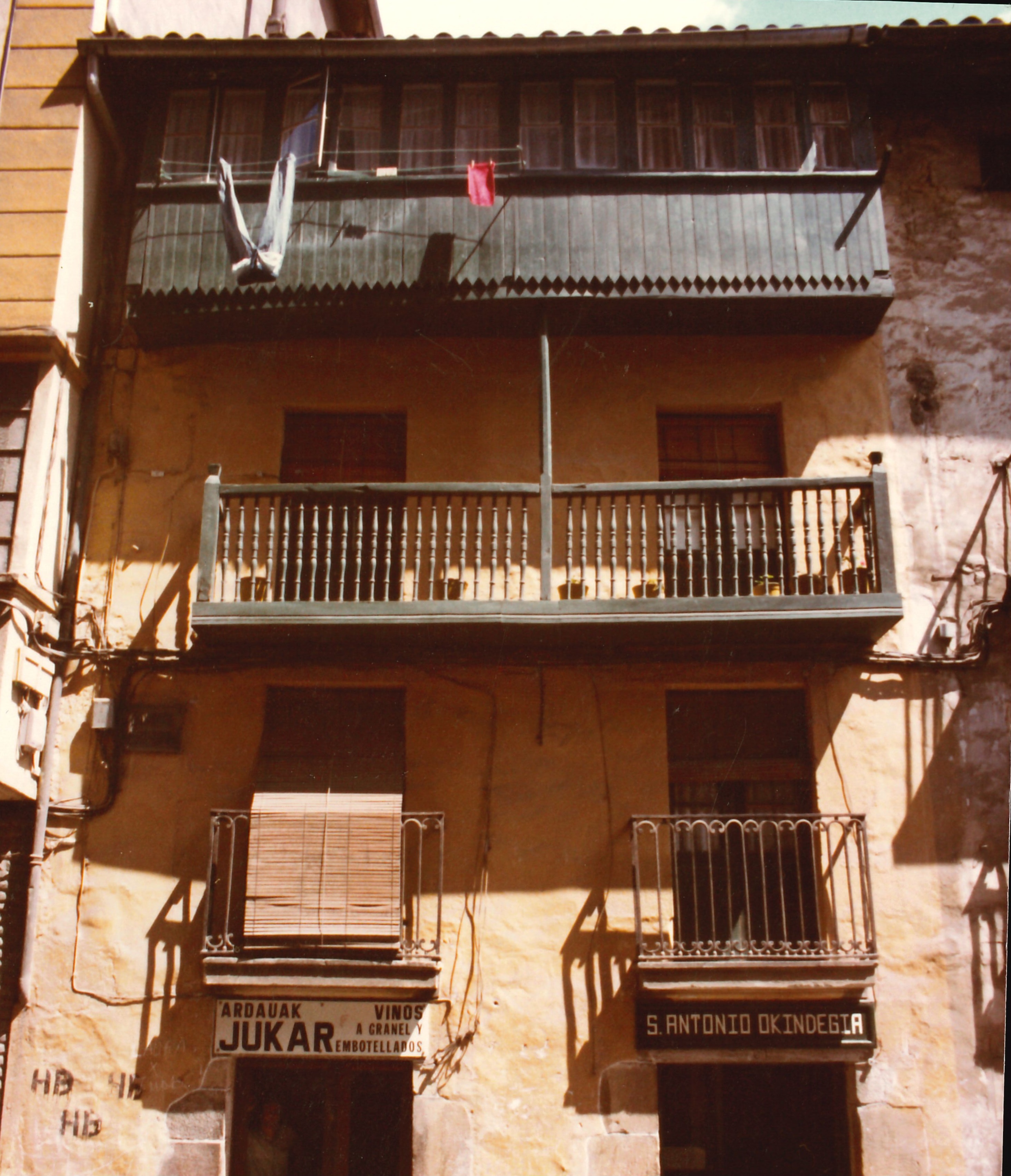 Edificio en la calle Marqués de Valdespina (antigua calle Barrenkale). Baldespina Markesa kalean eraikinak (antzinako Barrenkale kalean).