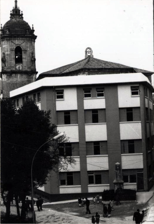 Edificio junto a la Parroquia construído