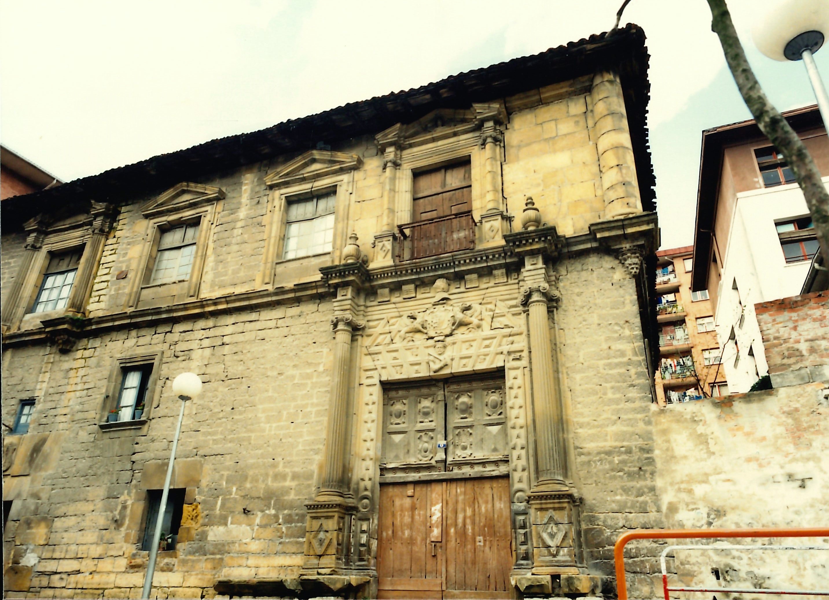 Edificio Lobiano, actual Kulturgunea. Lobianoko eraikina, gaur egungo kulturgunea.