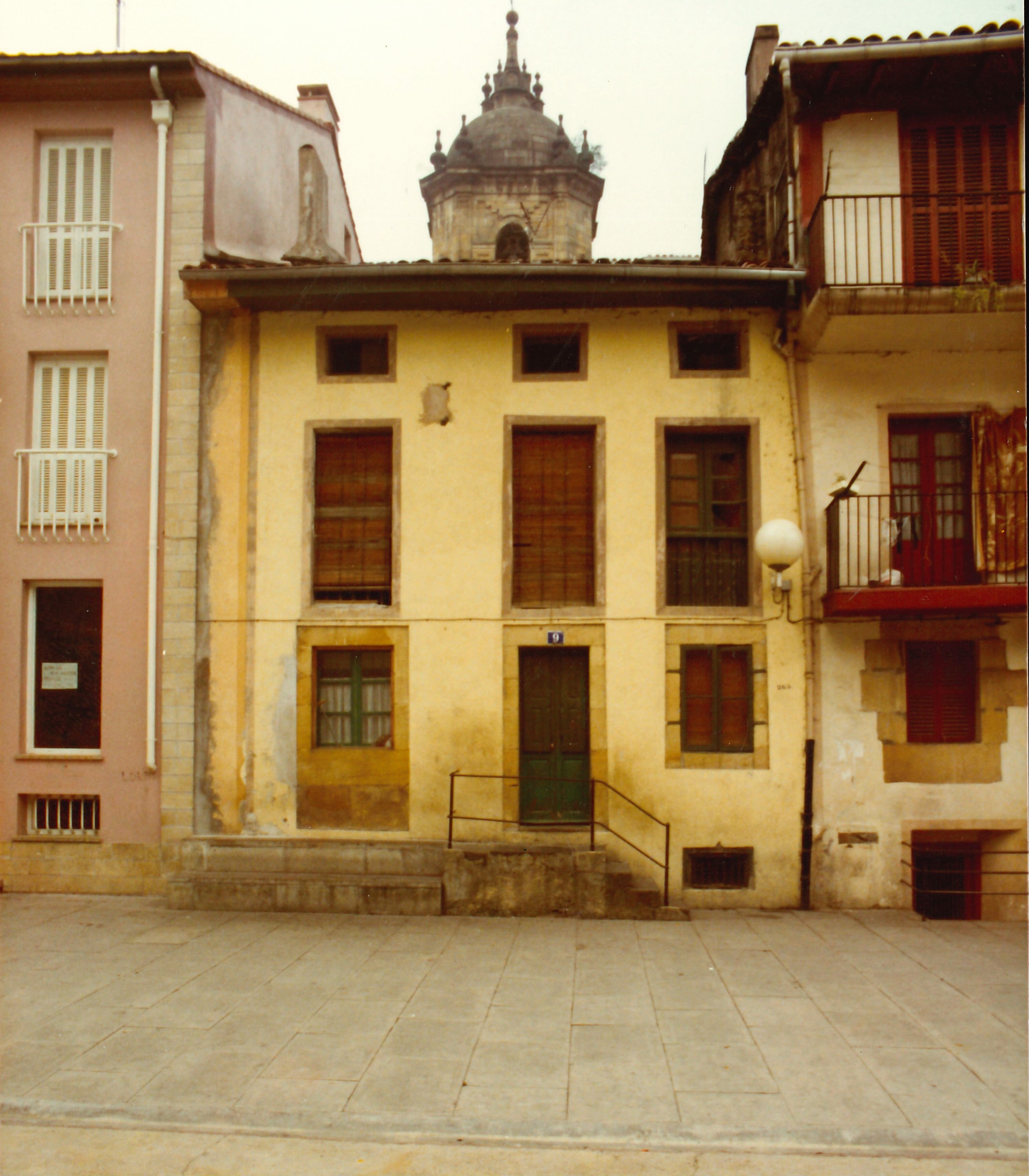 Edificio núm. 9 en Plaza Cardenal Orbe. 9. zk. eraikina Orbe Kardinal plazan.