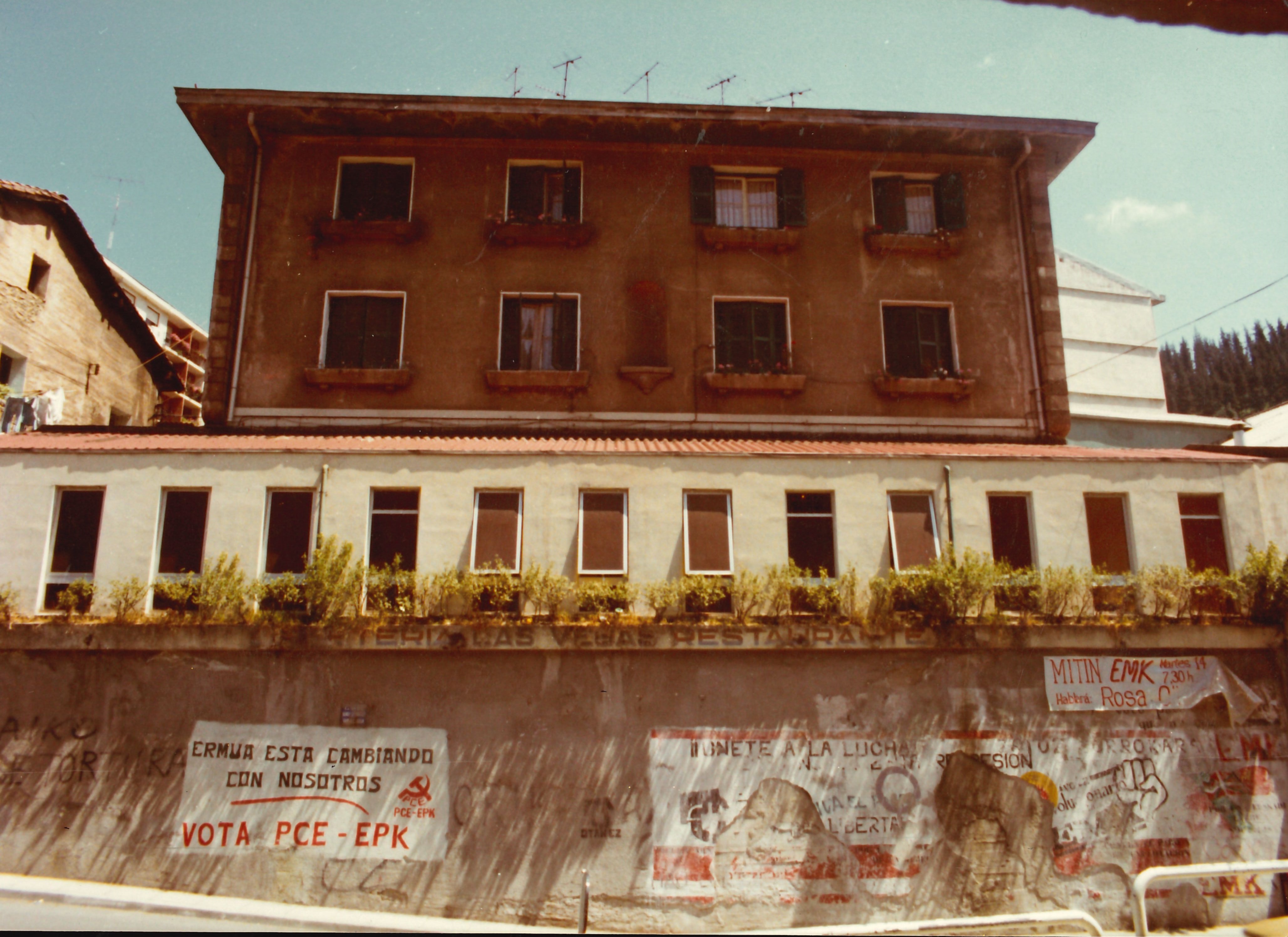 Edificio y muro en la calle Goienkale. Goienkale kalean murrua eta eraikina.
