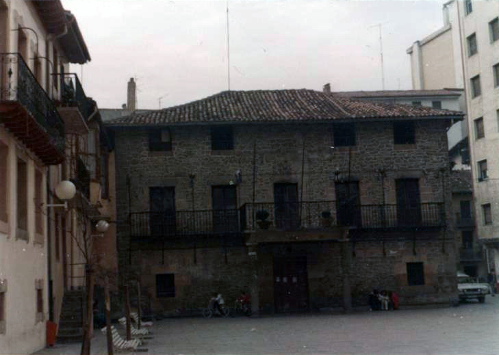 El Antiguo Ayuntamiento en la Plaza del Cardenal Orbe