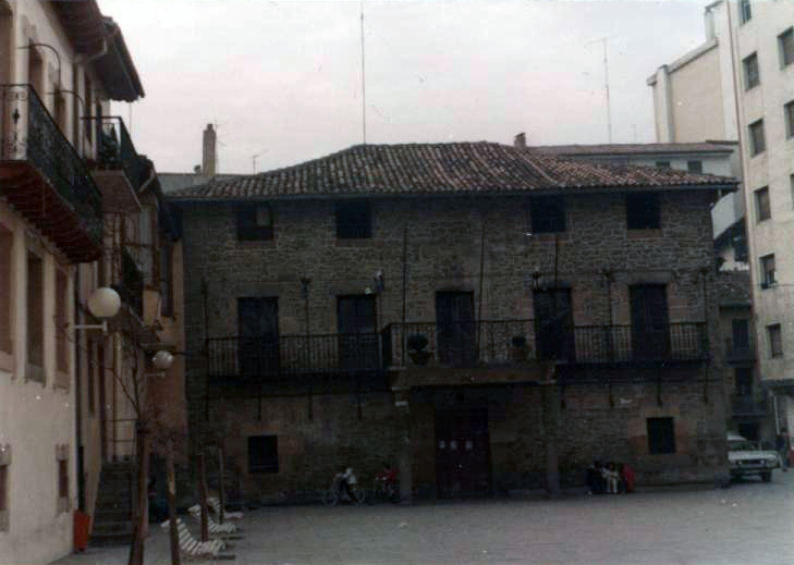 El Antiguo Ayuntamiento en la Plaza del Cardenal Orbe El Antiguo Ayuntamiento en la Plaza del Cardenal Orbe