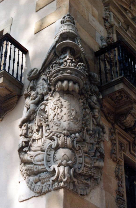 Escudo del Cardenal Orbe en la fachada del Ayuntamiento