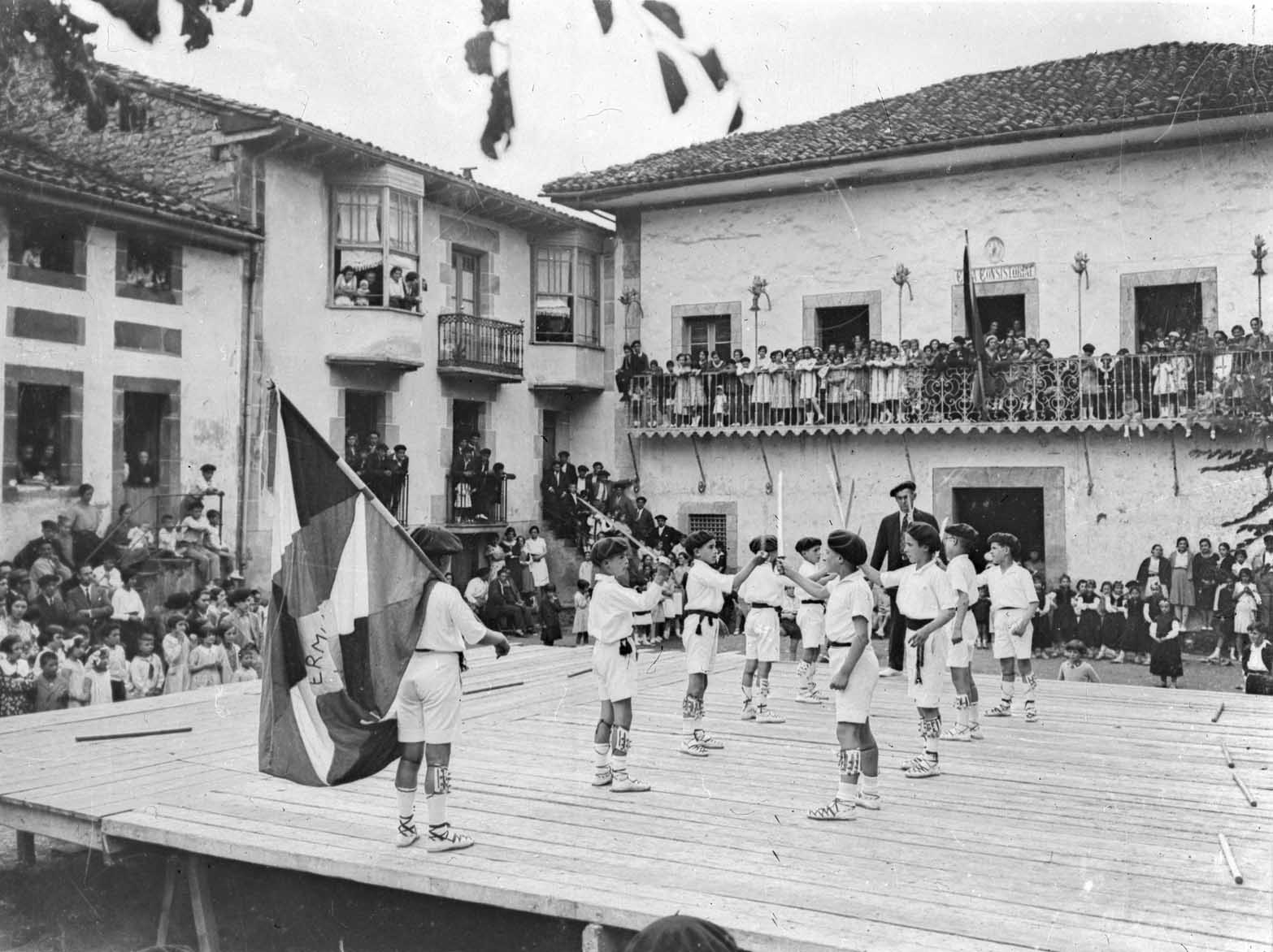 Espatadantzariz en la plaza del ayuntamiento