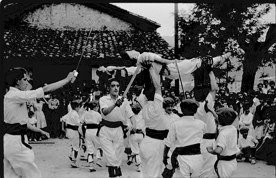 Espatadantzariz frente a la ermita de San Pelayo Espatadantzariz frente a la ermita de San Pelayo
