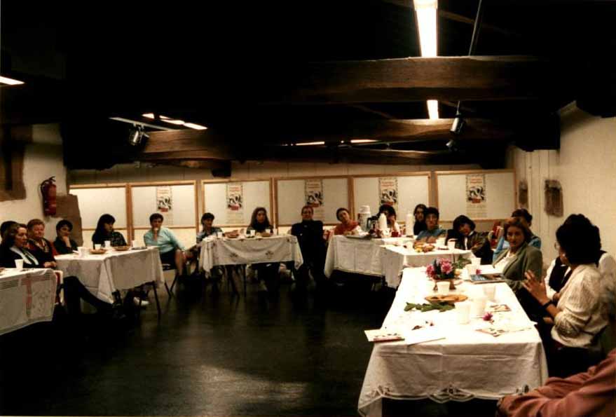 Varias mujeres están atentas escuchando y mirando