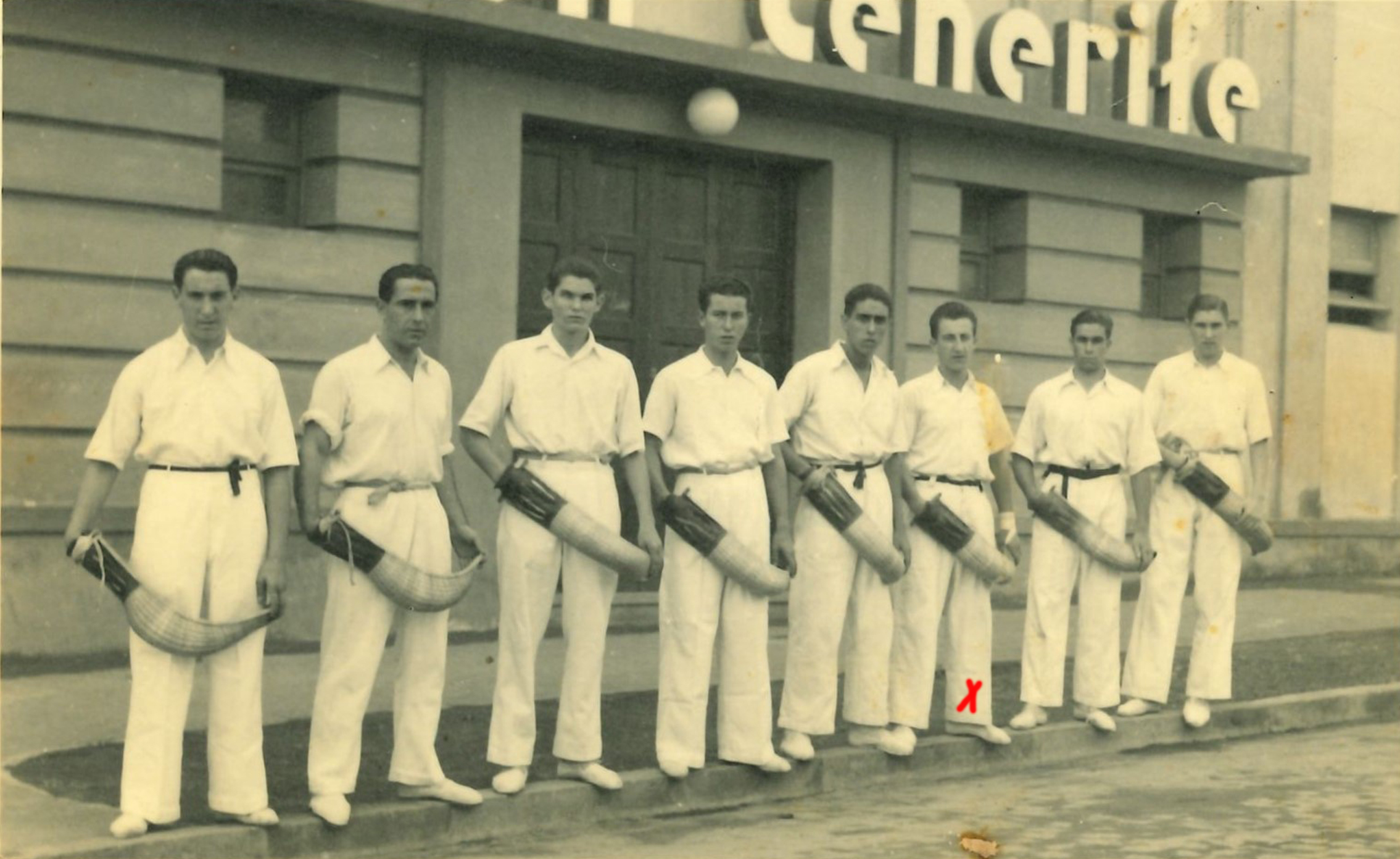 Félix Araiztegui Gallastegui Tenerifen (hirugarrena eskubitik hasita). Félix Araiztegui Gallastegui en Tenerife (el tercero empezando por la derecha) Félix Araiztegui Gallastegui Tenerifen (hirugarrena eskubitik hasita). Félix Araiztegui Gallastegui en Tenerife (el tercero empezando por la derecha)