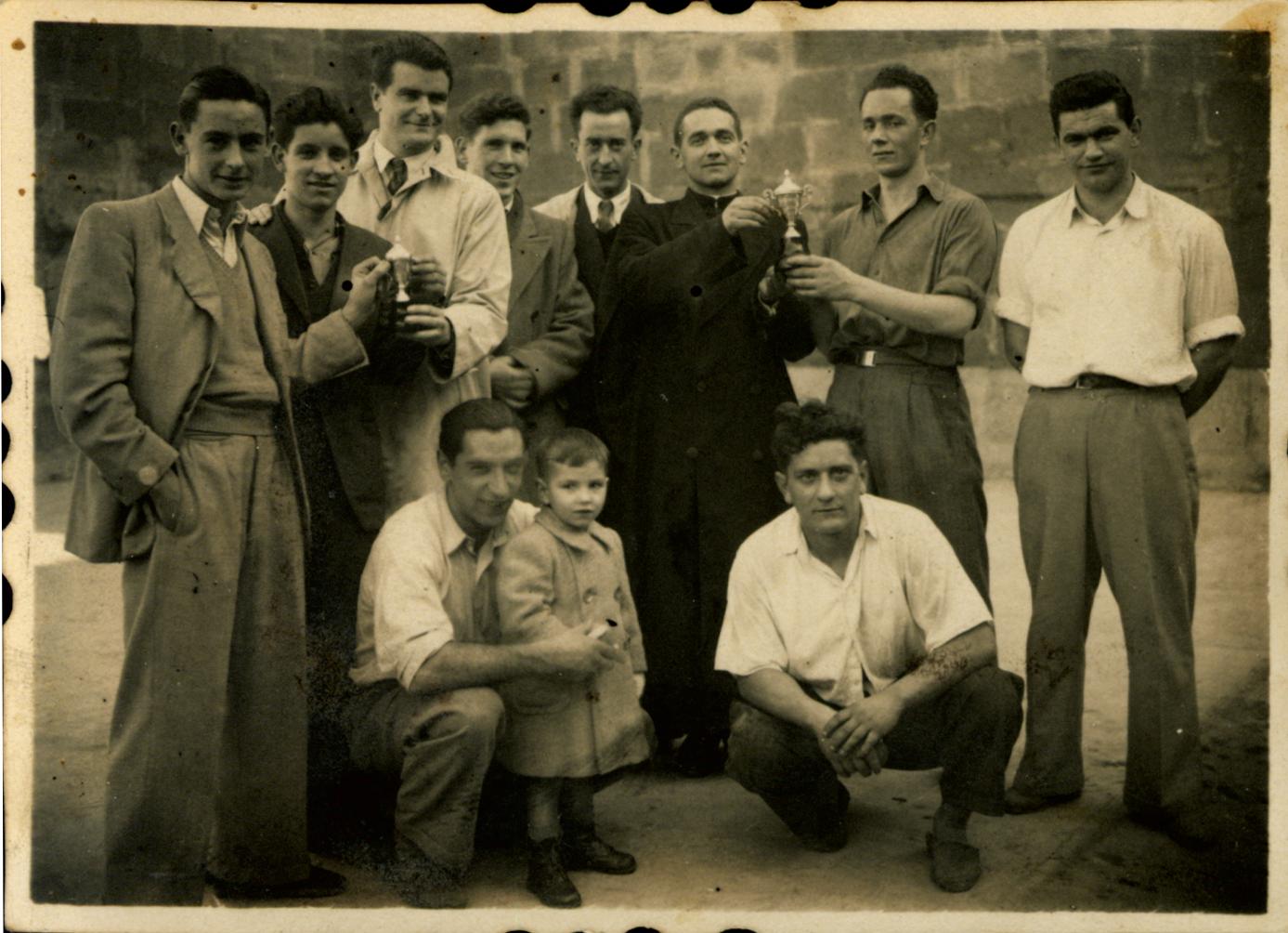 Foto de Don Teodoro y amigos en el frontón de Ermua