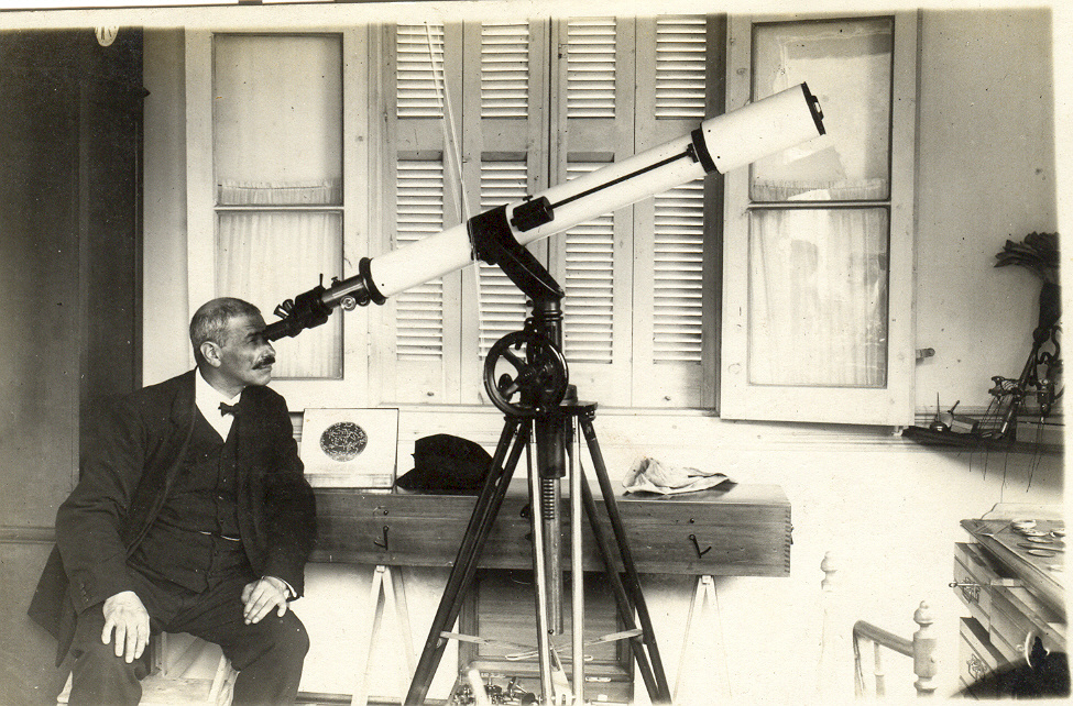 Francisco Izaguirre con el telescopio, interior