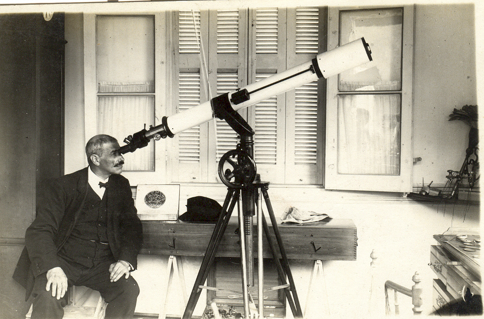 Francisco Izaguirre con el telescopio, interior Francisco Izaguirre con el telescopio, interior