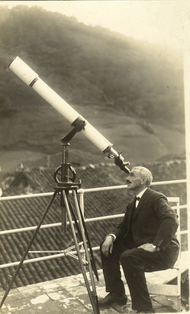 Francisco Izaguirre mirando por el telescopio en el exterior