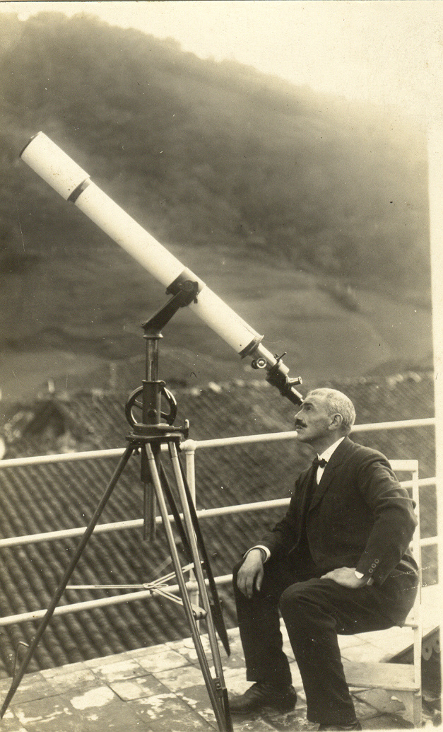 Francisco Izaguirre mirando por el telescopio en el exterior Francisco Izaguirre mirando por el telescopio en el exterior