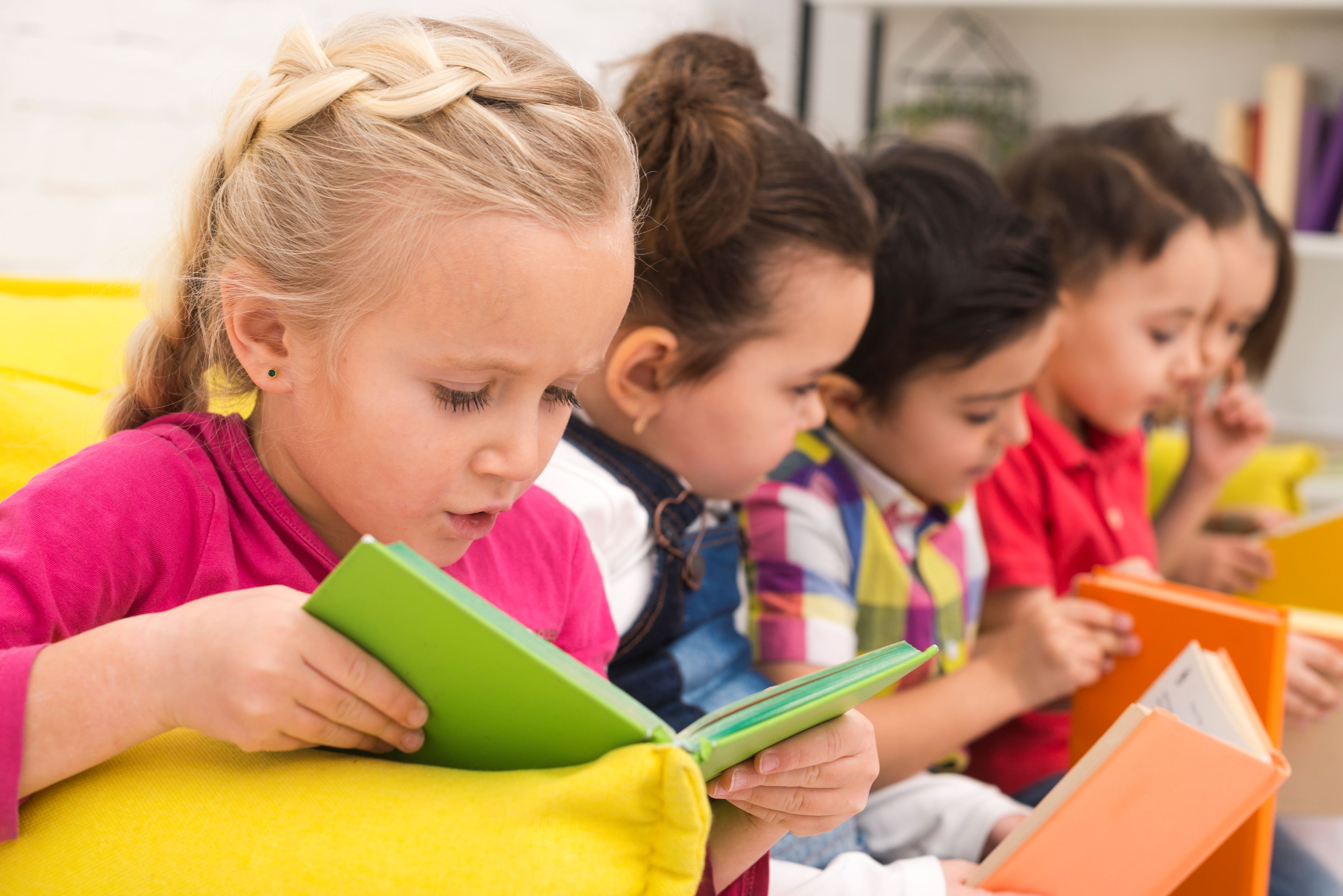 Grupo de niños/as leyendo libros
