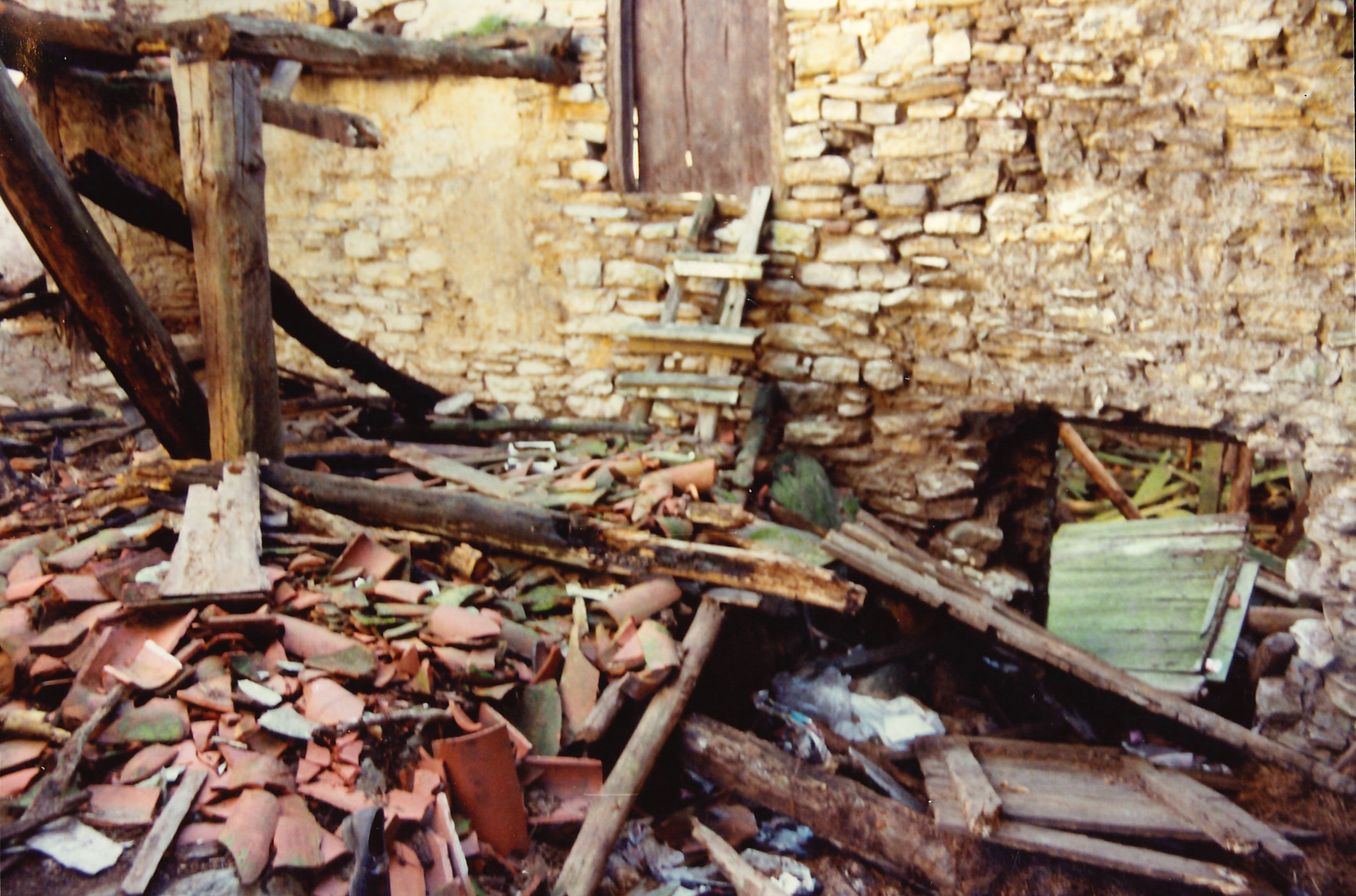 Interior cuerpo lateral del edificio de Torreta (ubicado en el barrio Kaltxango) . Torreta eraikinaren barne aldearen bazterra (Kaltxango auzoan kokatuta).