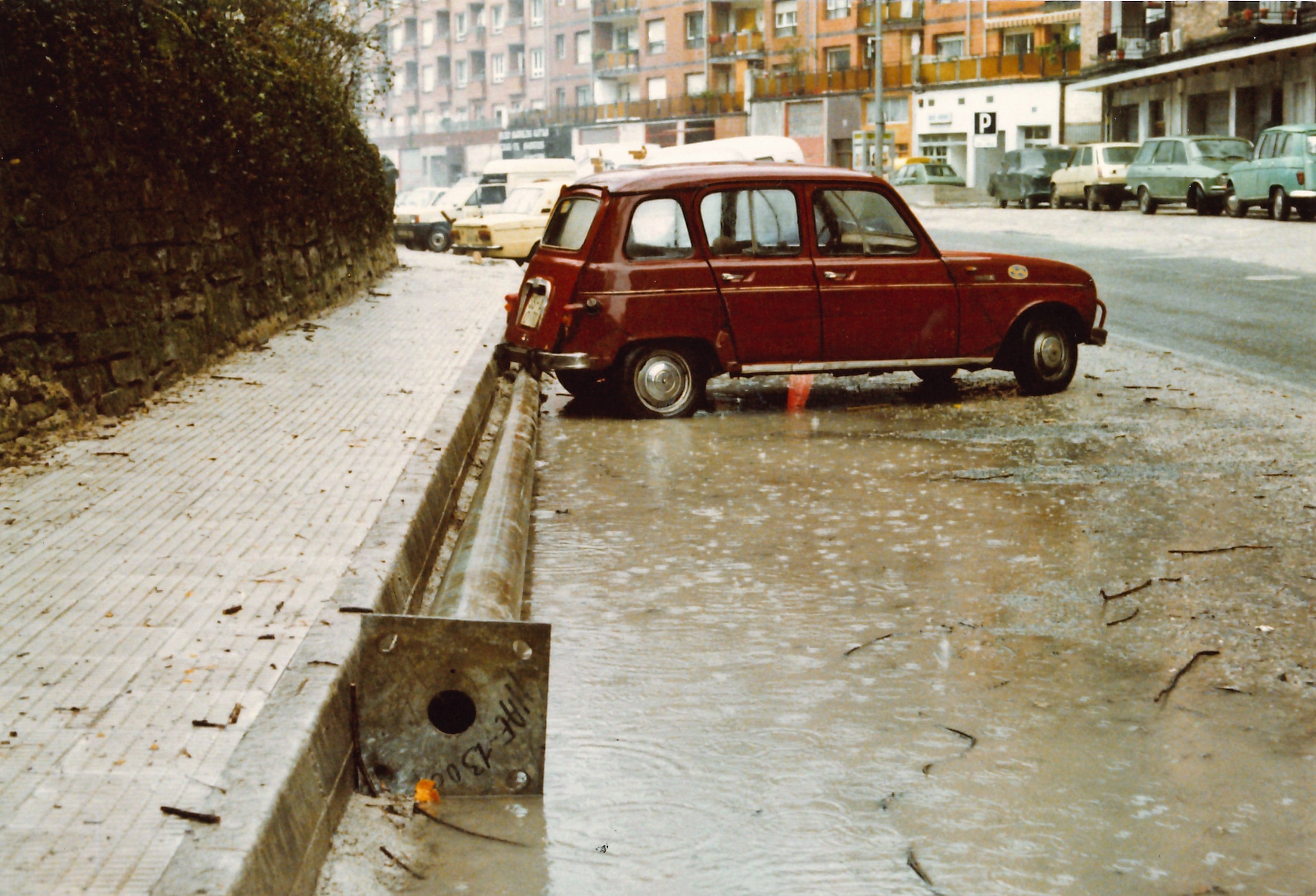 Inundaciones en Ermua, año 1983 Avenida Gipuzkoa. Uholdeak Ermuan 1983.urtean, Gipuzkoa Etorbidea. Inundaciones en Ermua, año 1983 Avenida Gipuzkoa. Uholdeak Ermuan 1983.urtean, Gipuzkoa Etorbidea.