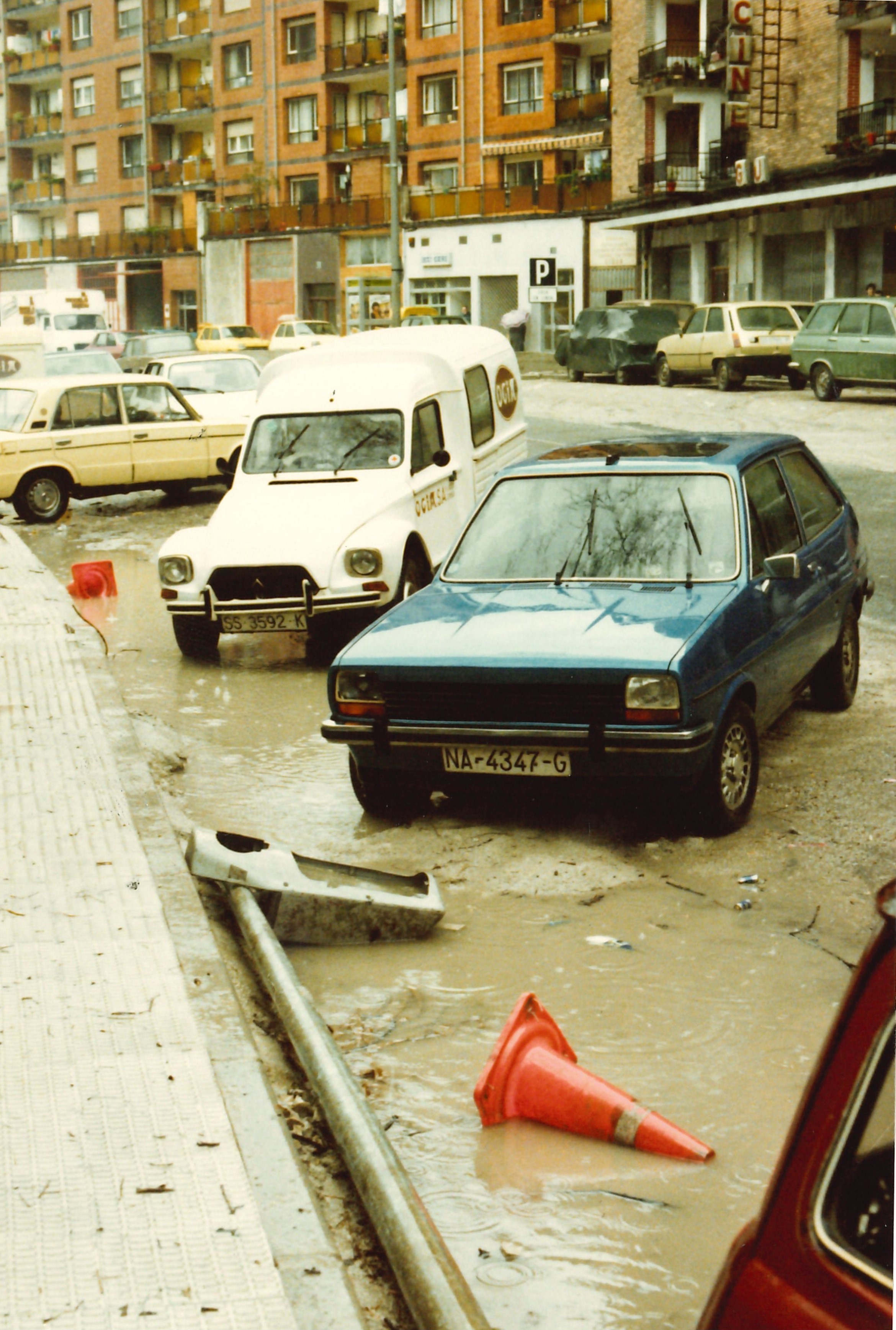 Inundaciones Ermua 1983, Avenida Gipuzkoa. Uholdeak Ermuan 1983.urtean, Gipuzkoa Etorbidean. Inundaciones Ermua 1983, Avenida Gipuzkoa. Uholdeak Ermuan 1983.urtean, Gipuzkoa Etorbidean.