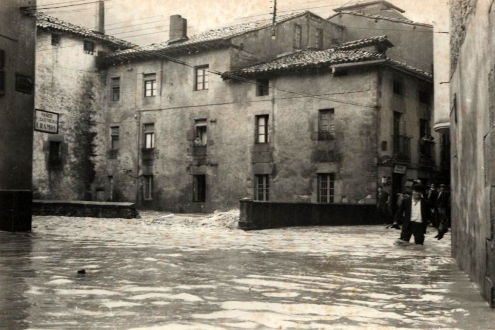 Inundaciones. Vista desde Probaleku del puente Patxi y el bar Patxi