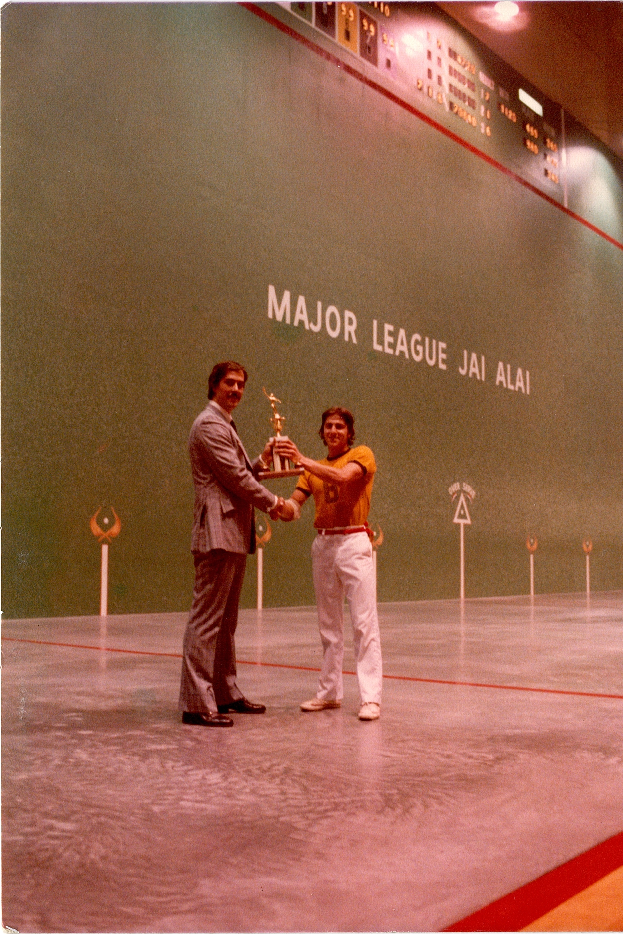 Ismael Saez Saez recogiendo un trofeo en el Major League Jai Alai. Ismael Saez Saez trofeo bat jasotzen Major League Jai Alain. Ismael Saez Saez recogiendo un trofeo en el Major League Jai Alai. Ismael Saez Saez trofeo bat jasotzen Major League Jai Alain.