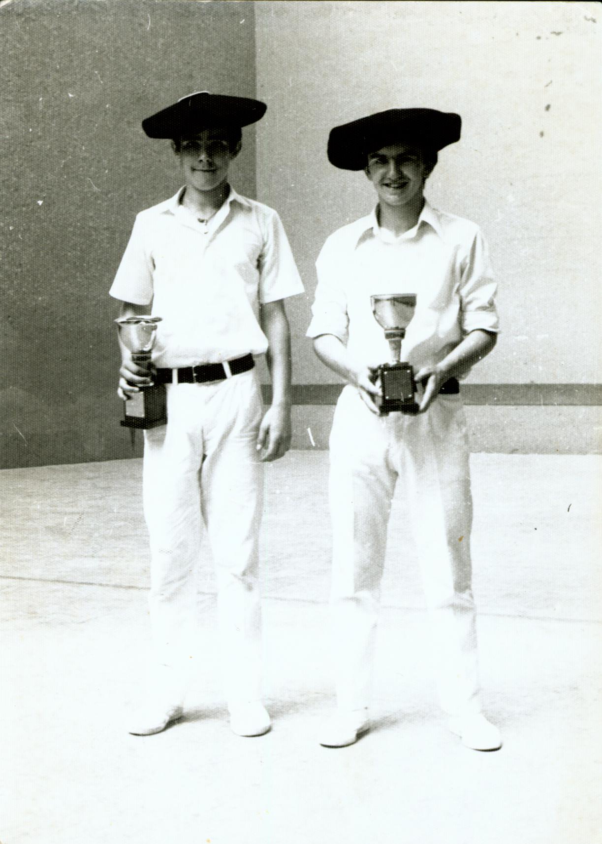 Joven pareja de pelotaris: Txurruka y Javier Urreta Joven pareja de pelotaris: Txurruka y Javier Urreta