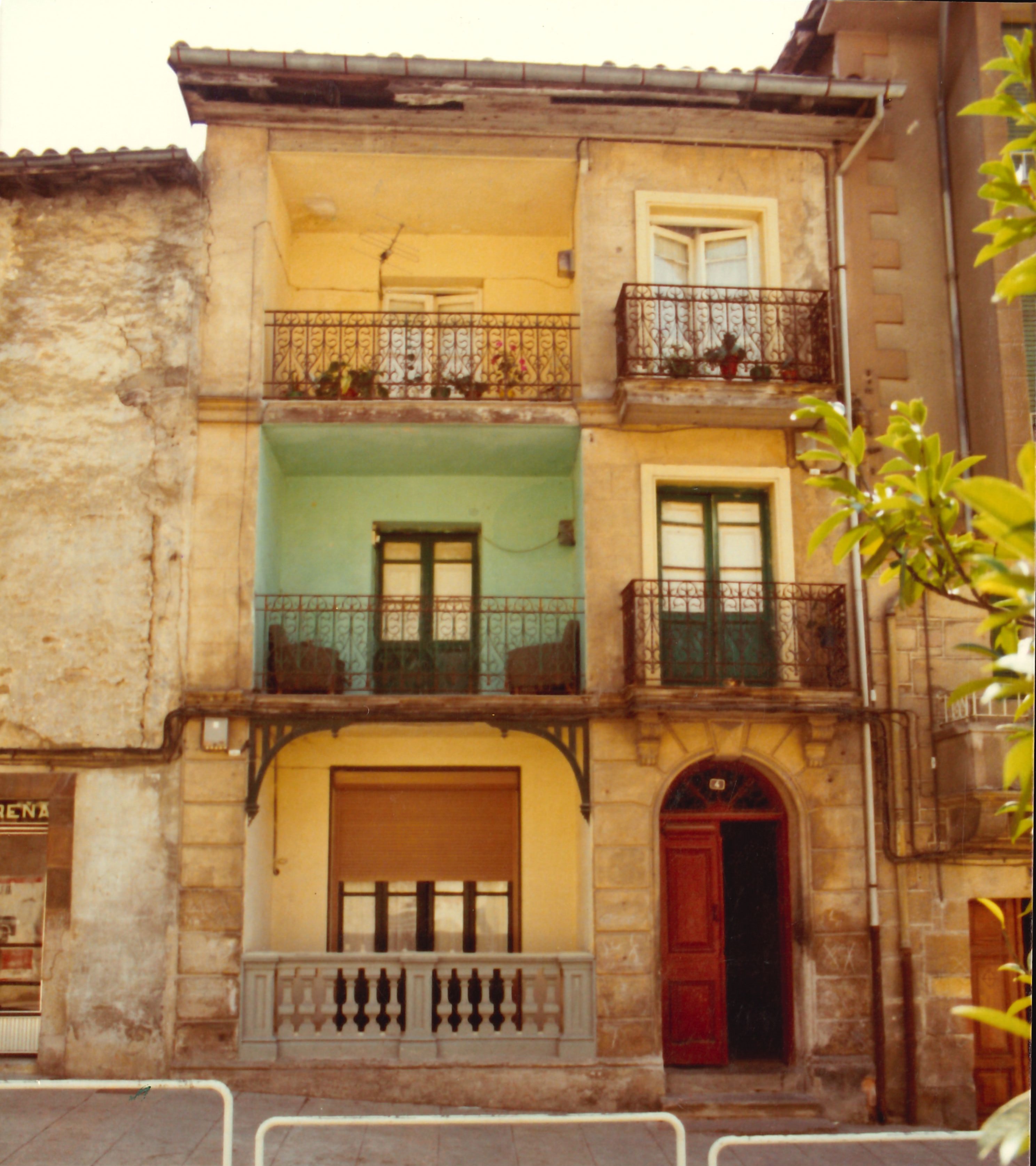 Labakoa (casa) en la calle Izelaieta, núm 4. (en el barrio Irulieta, antigua calle General Mola en la posguerra). Labakoa (etxea) Izelaieta kalean 4. zk. (Irulieta auzoan, antzinako General Mola kalea, gerrostean horrela izendatu zen).