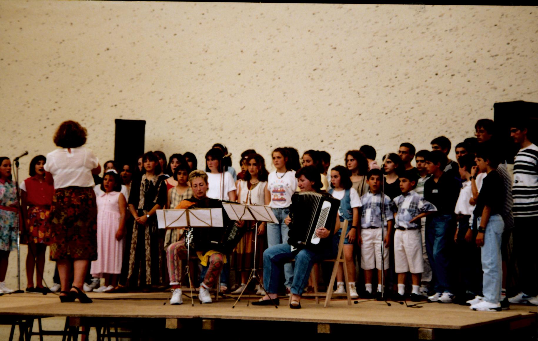 Los niños de la escuela de música cantando en el frontón