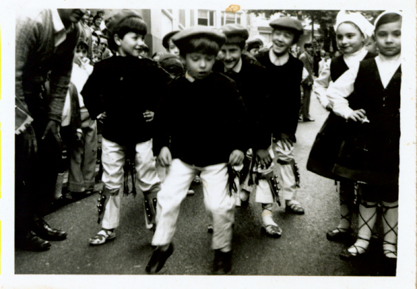 Niños del Grupo de baile Kimetz Niños del Grupo de baile Kimetz