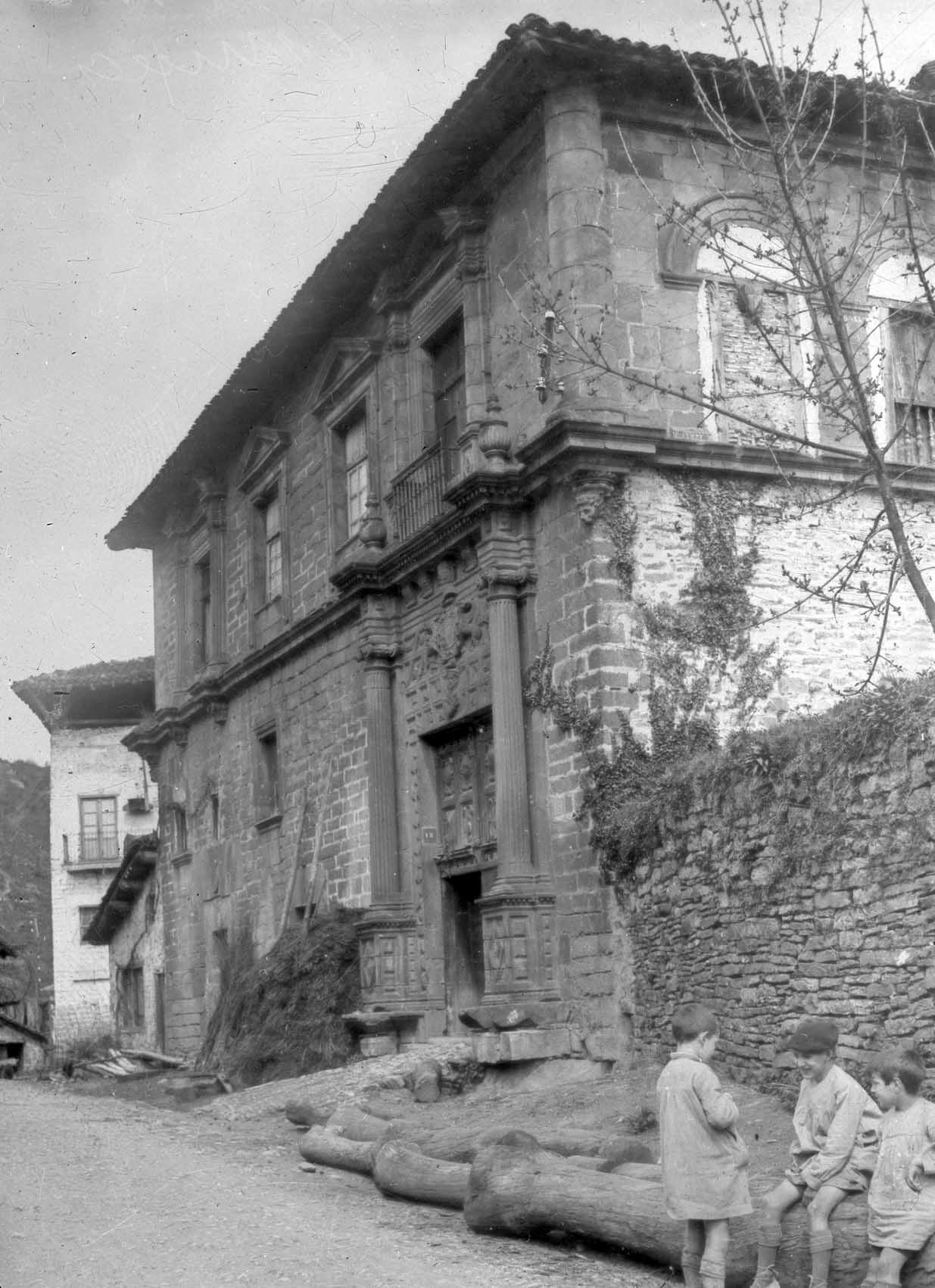 Niños delante del Palacio de Lobiano