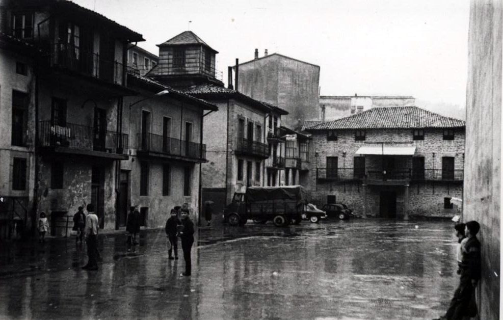 Niños jugando a pala en el frontón