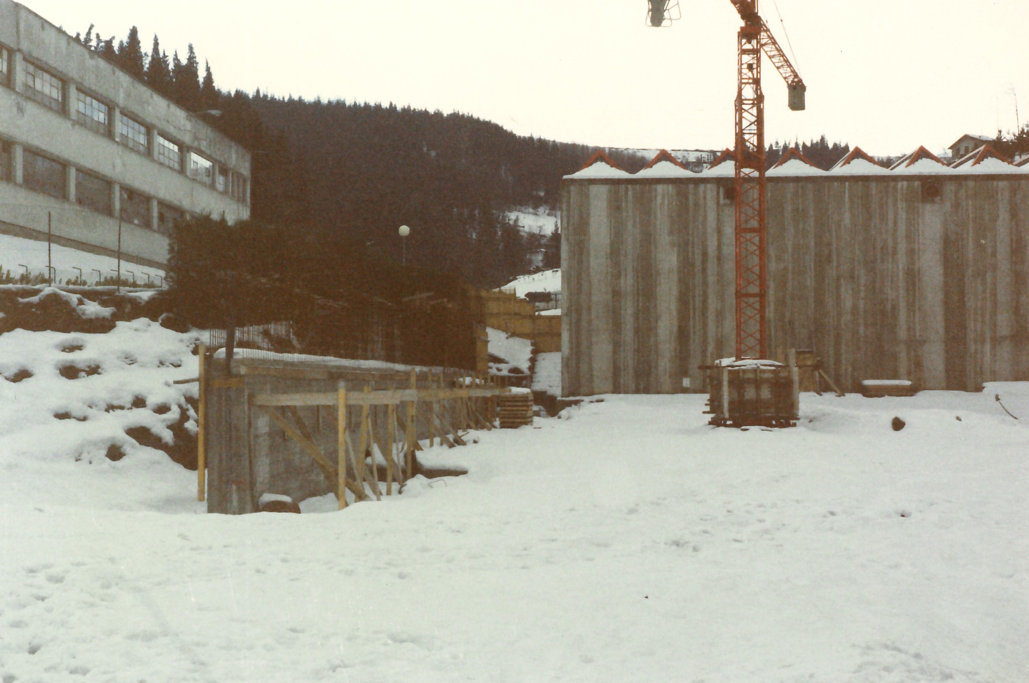 Obra campo de fútbol con nieve. Futbol-zelaiko obra elurrarekin