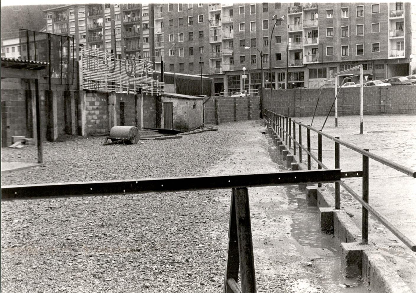 Obra campo de fútbol fotografía. Futbol-zelaiko obra argazkia