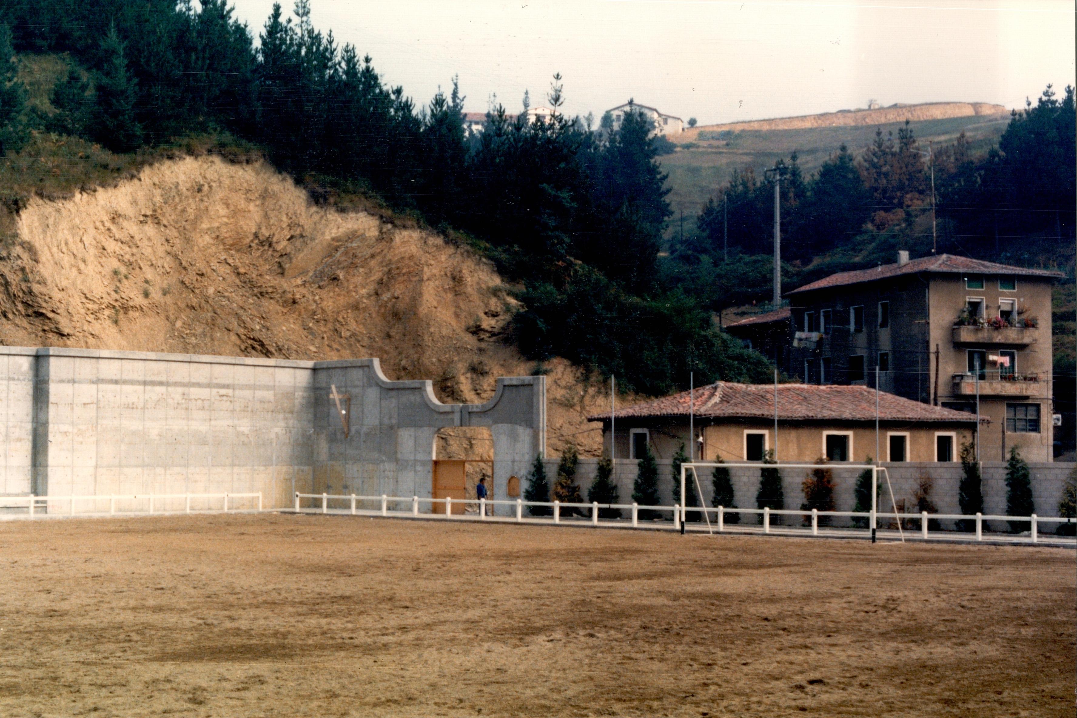 Obra cubrición campo de fútbol. Futbol-zelaiko obrak, estaldura