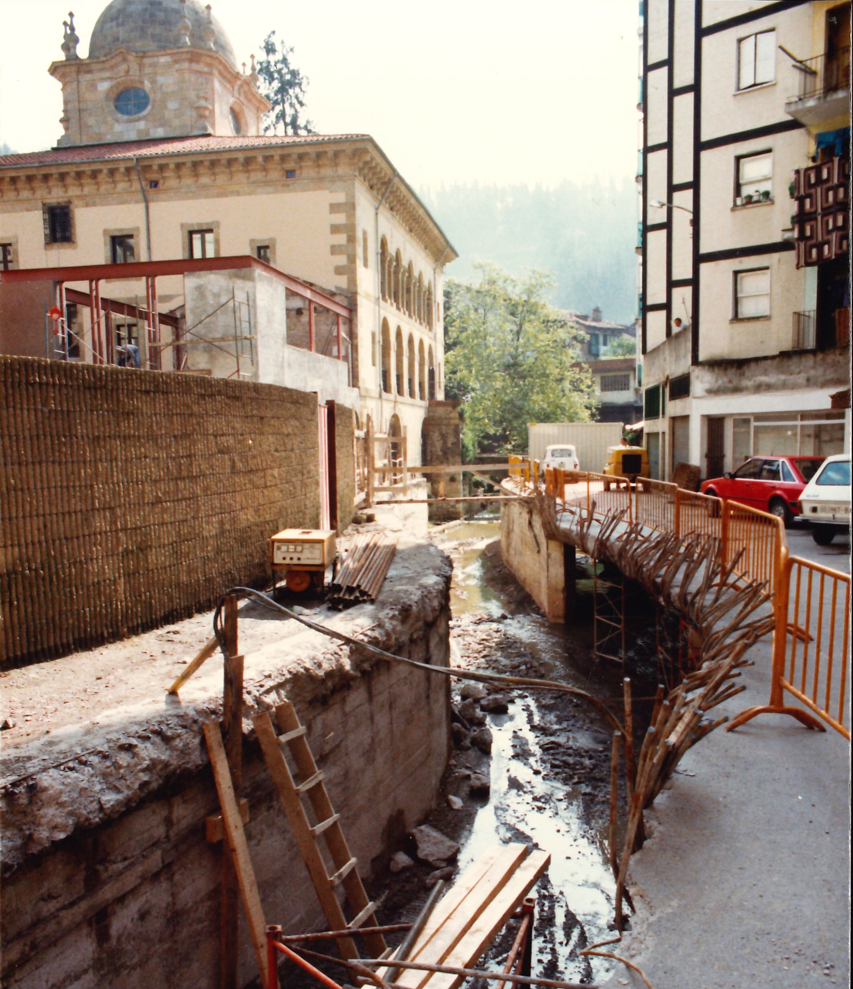 Obras de la biblioteca en el Palacio Marqués de Valdespina (vista lateral). Liburutegiko obrak Baldespina Markesa jauregian (aldeko bista).