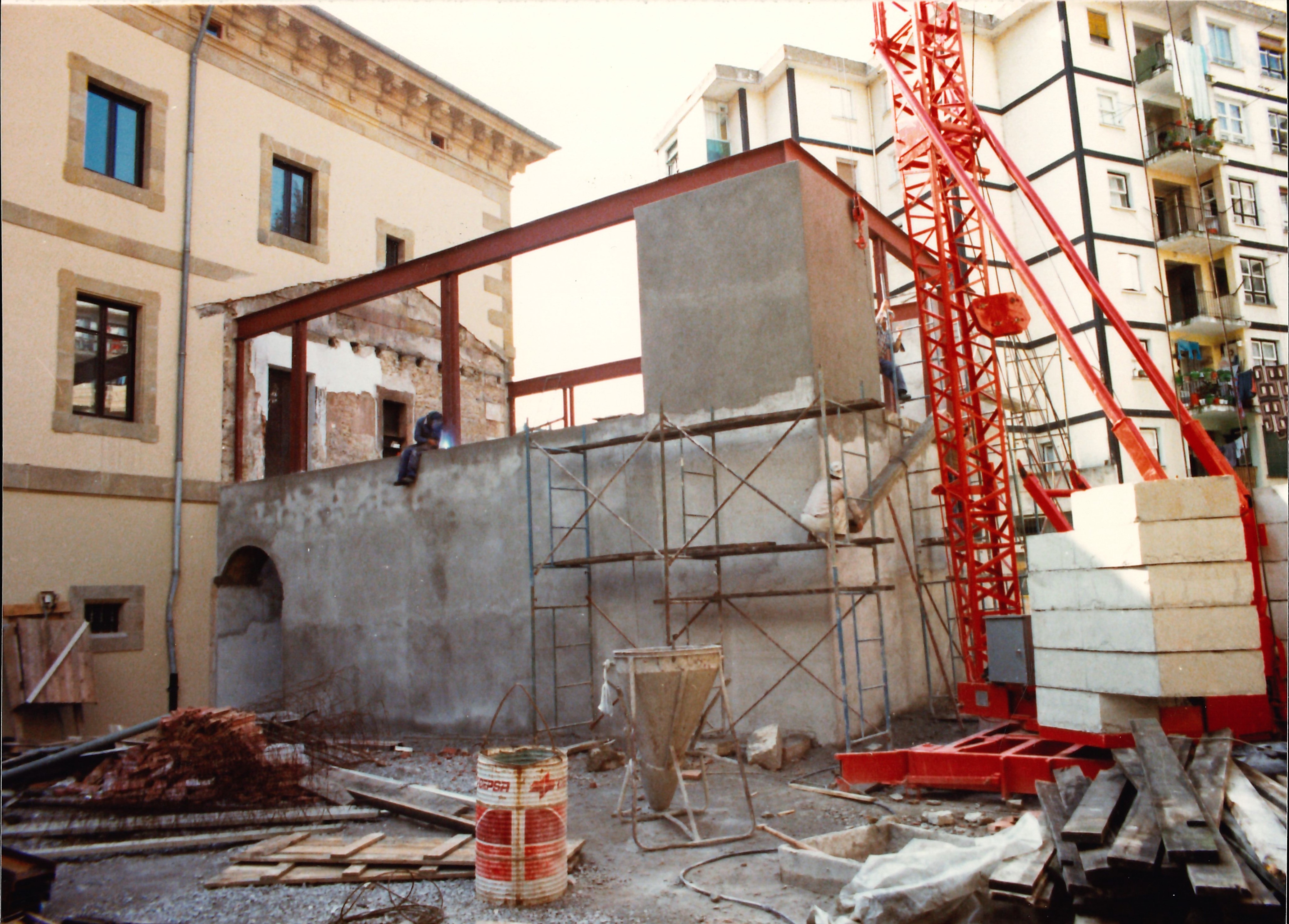 Obras de la biblioteca en el Palacio Marqués de Valdespina (vista trasera). Liburutegiko obrak Baldespina Markesa jauregian (atzeko aldea).