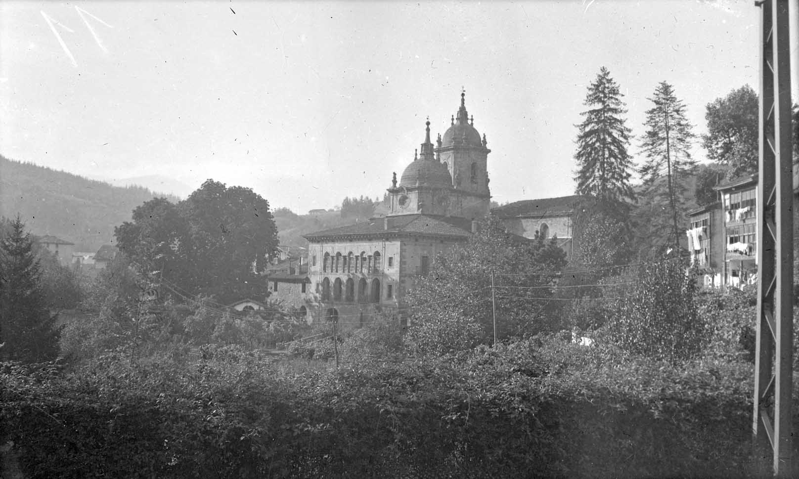 Palacio de Valdespina visto desde las vias del tren