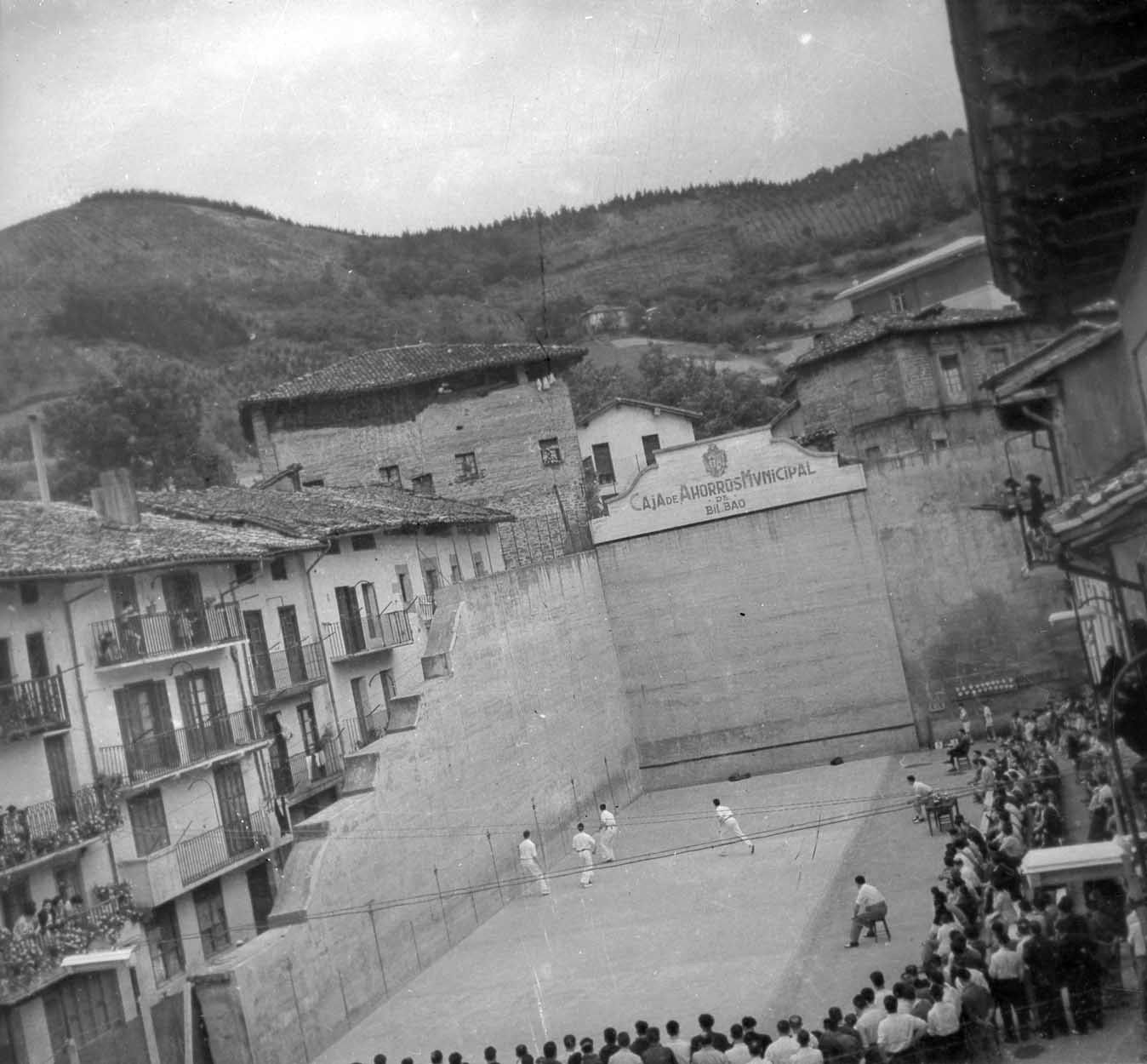 Partido de pelota en el frontón