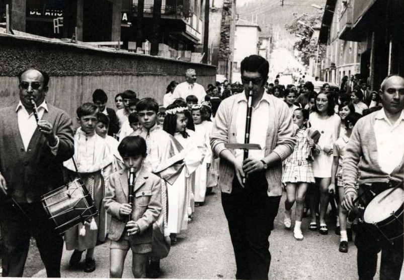 Pasacalles de la Banda Santa Cecilia en una comunión