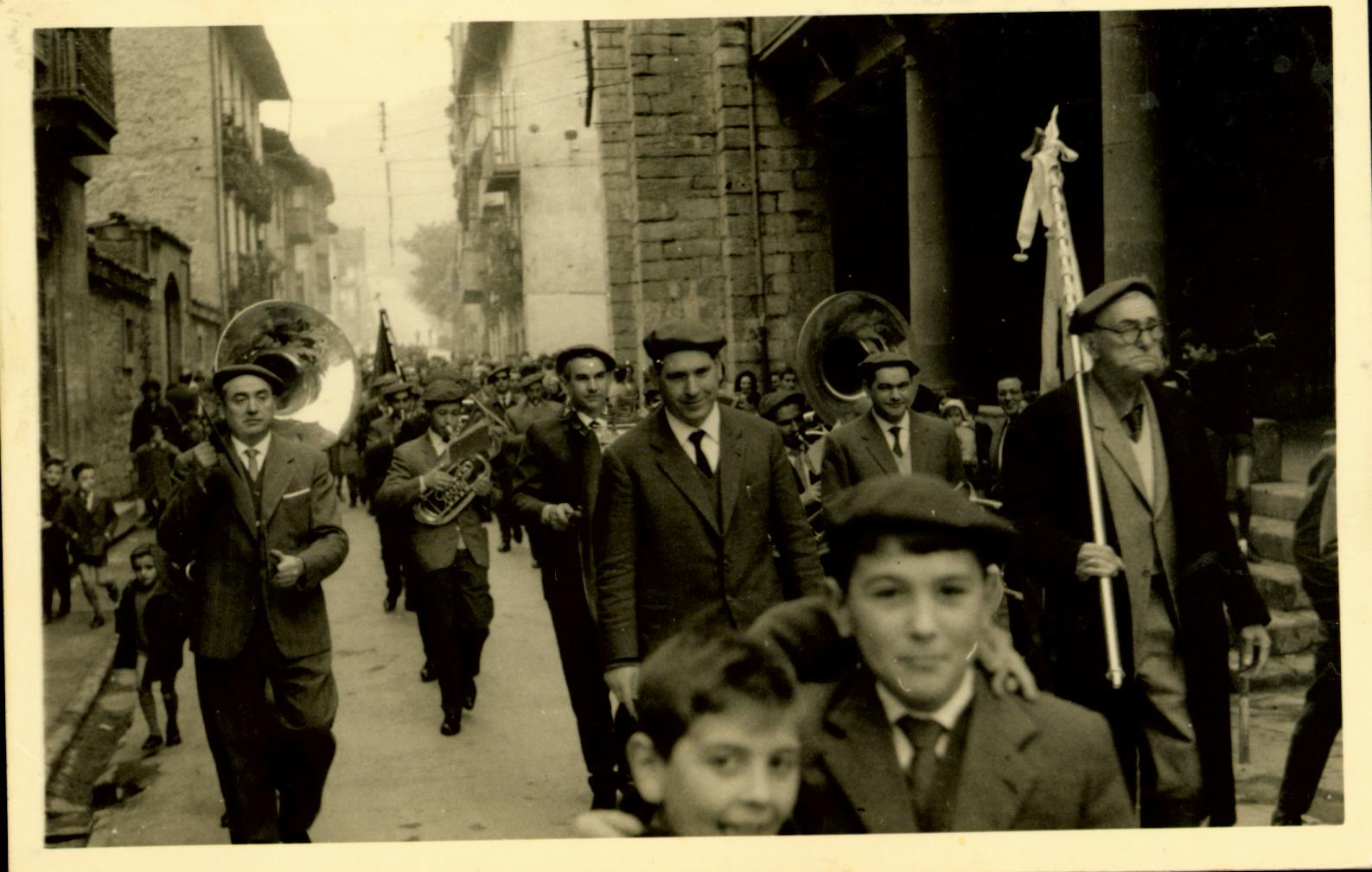 Pasacalles en Marques de Valdespina de la banda de música