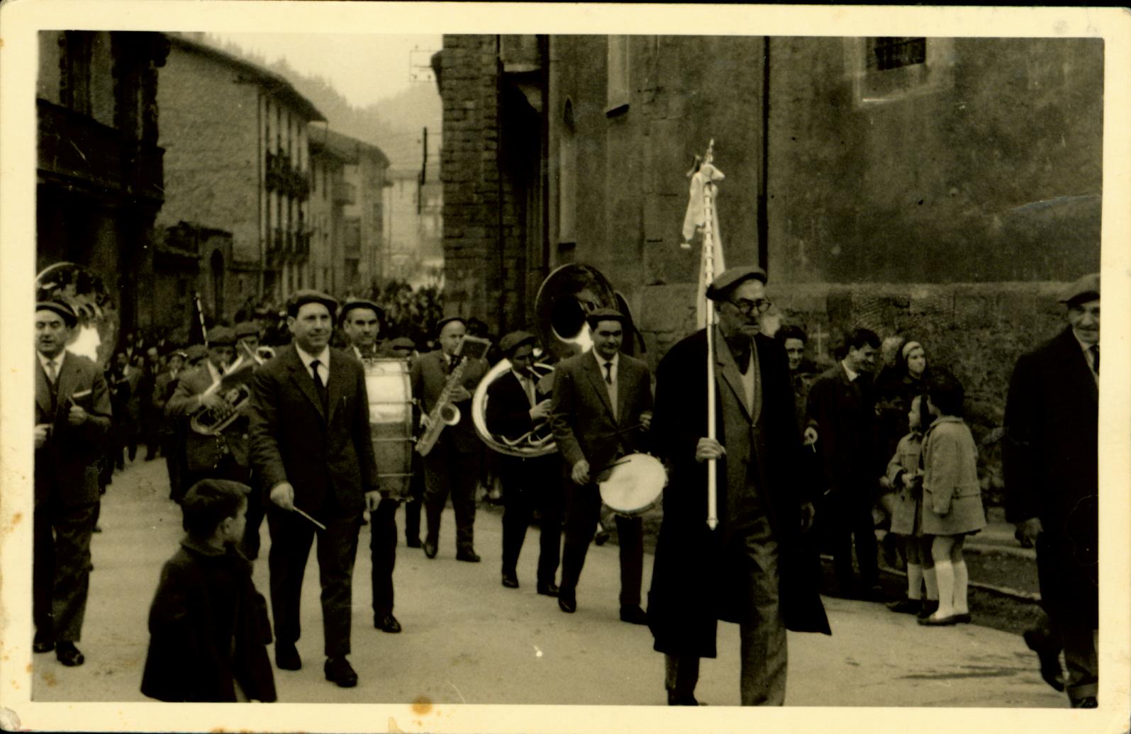 Pasacalles en Marques de Valdespina de la banda de música