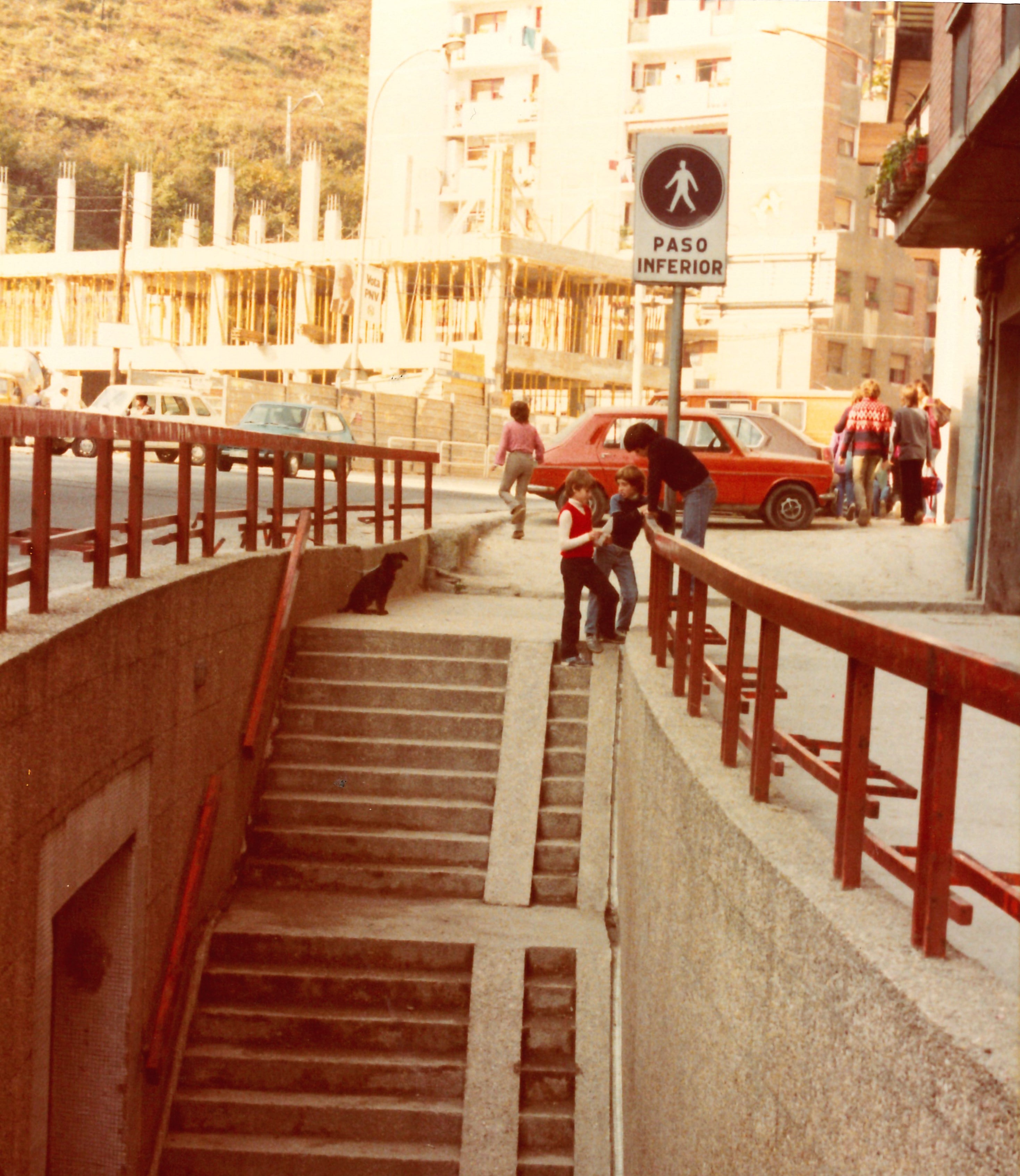 Paso Inferior y construcción de escuela al fondo. Beheko pasabidea eta ikastetxearen eraikuntza atzean.