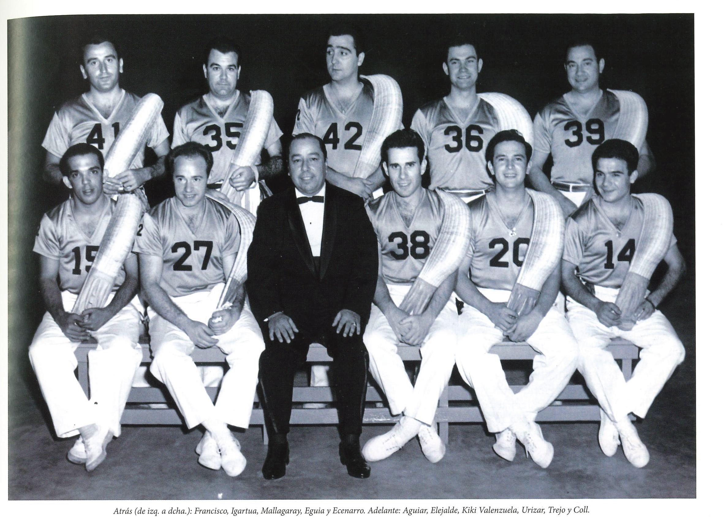 Pelotaris y juez, entre otros Alberto Elejalde Narbaiza. Pilotariak eta epailea, Alberto Elejalde Narbaiza beste batzuen artean Pelotaris y juez, entre otros Alberto Elejalde Narbaiza. Pilotariak eta epailea, Alberto Elejalde Narbaiza beste batzuen artean