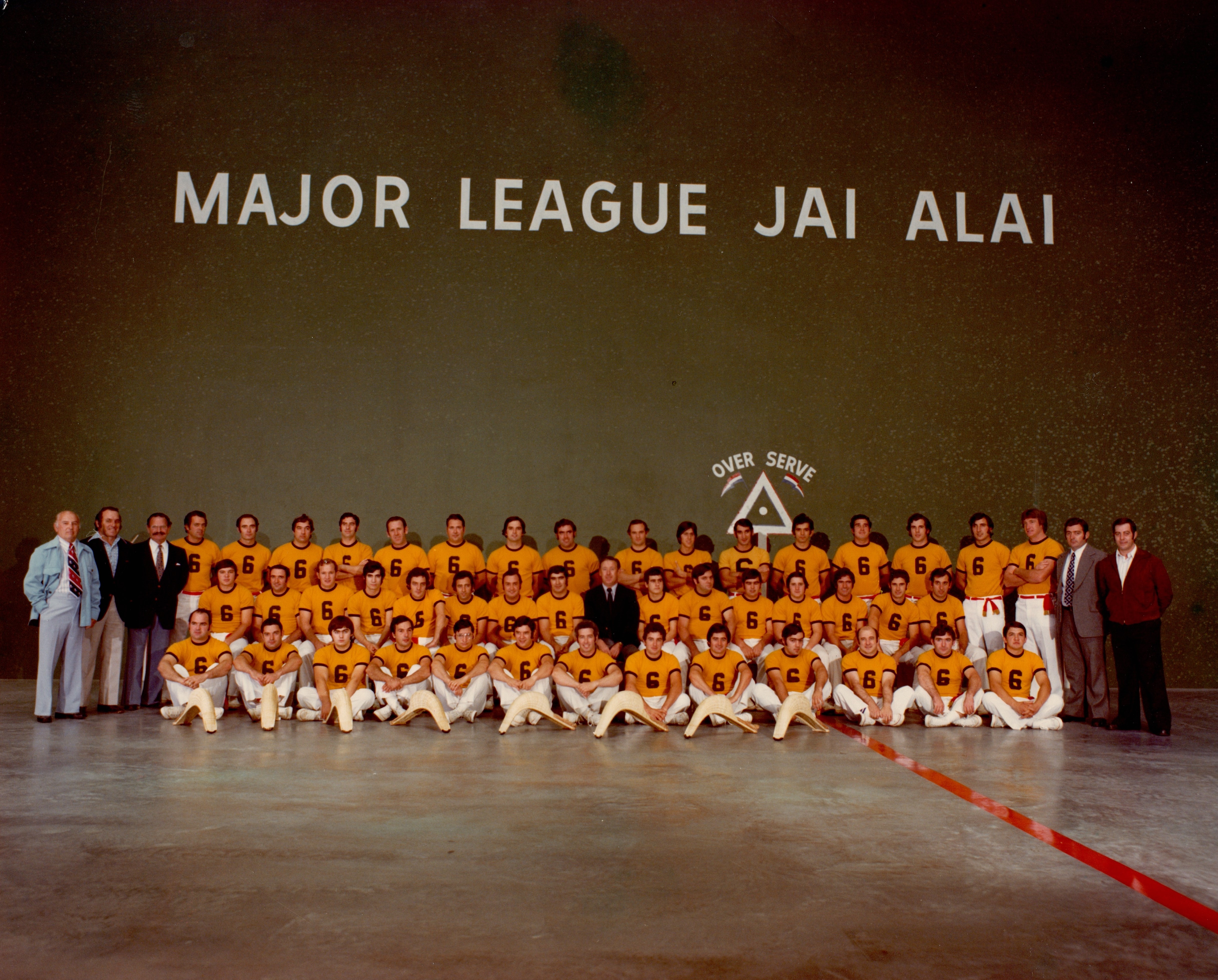 Plantilla del Major League Jai Alai, Ismael Saez Saez (séptimo empezando por la derecha de la fila trasera de pie) y Nicolás Mugerza Erdoiza (sexto en pie de la fila trasera empezando por la derecha). Major League Jai Alaiko jokalariak