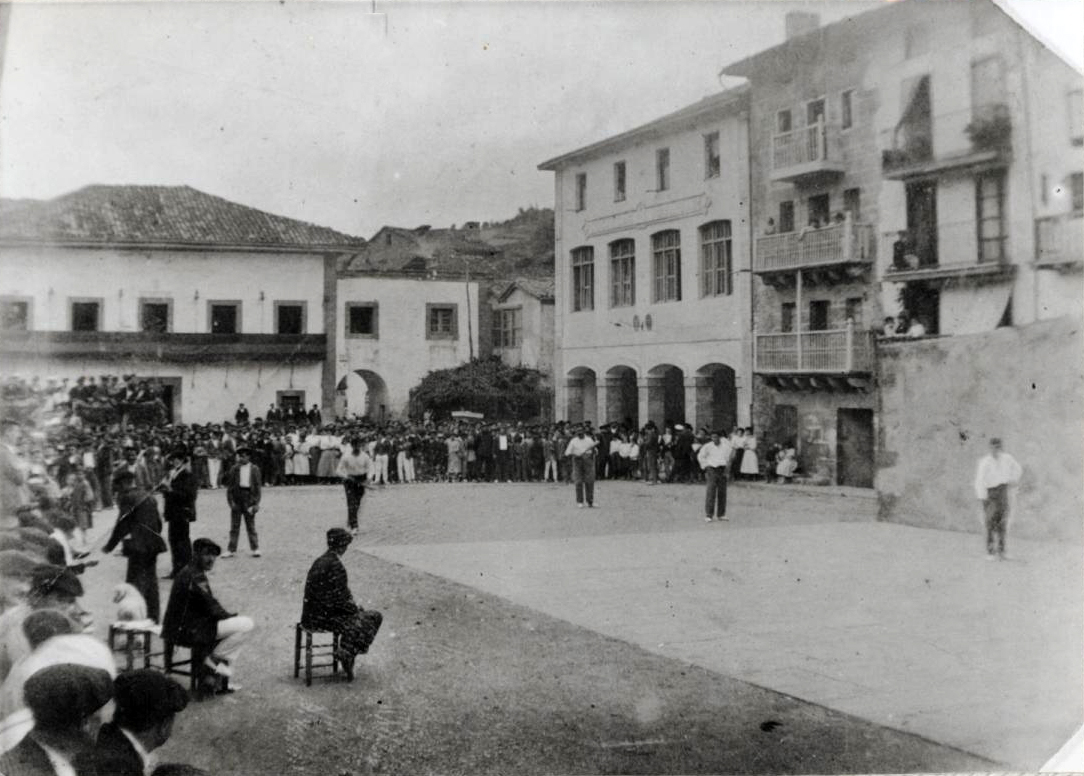 Plaza Cardenal Orbe. Frontón. Partido de Pala