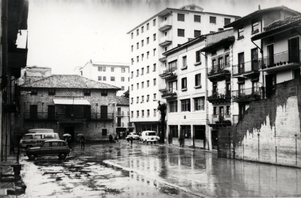 Plaza Cardenal Orbe, hacia el lado del ayuntamiento viejo