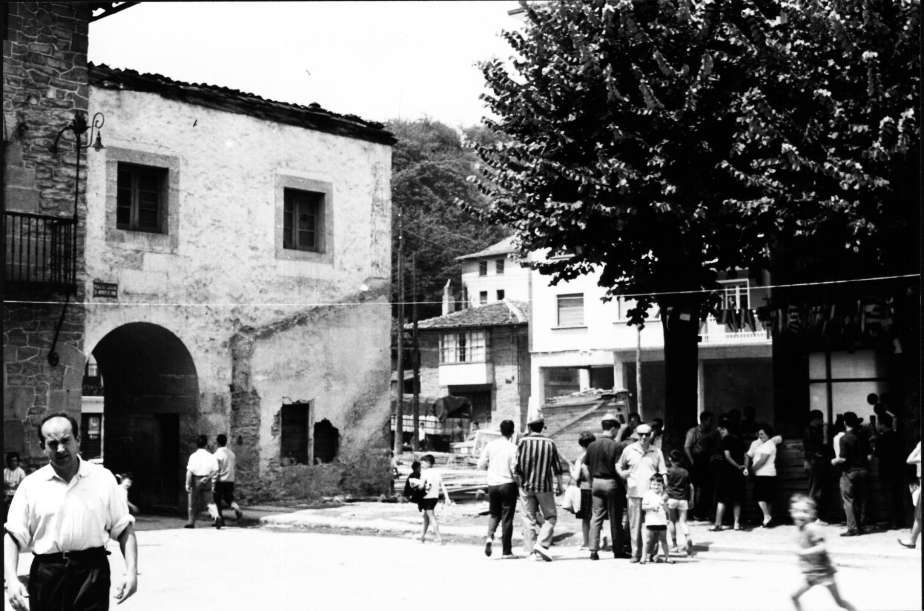 Plaza Cardenal Orbe y parte del ayuntamiento viejo