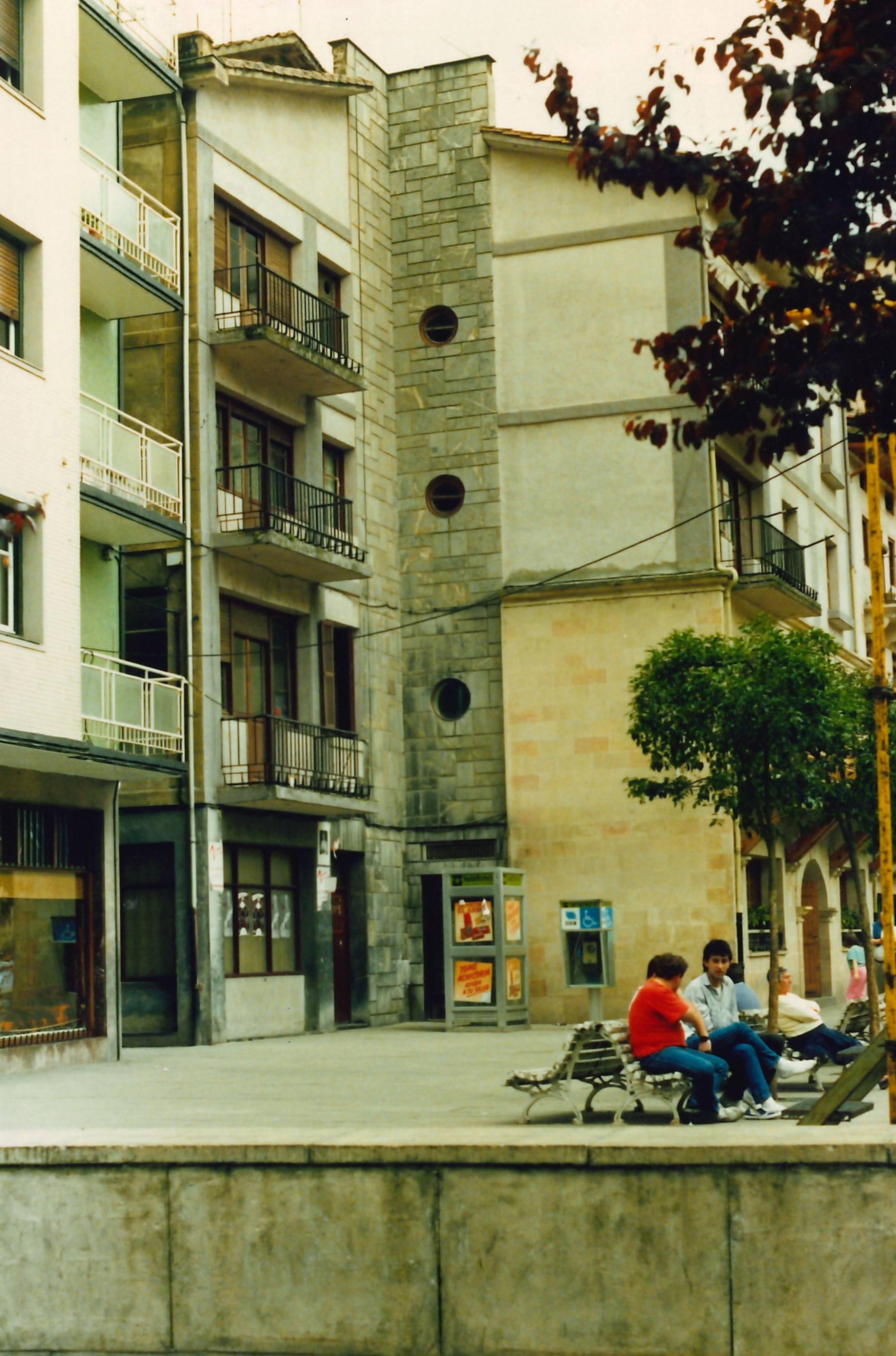 Plaza de Ermua. Ermuko enparantza. Vista lateral del Hogar del Jubilado/a. Jubilatuen Etxea zegoen eraikinaren aldeko ikuspegia.