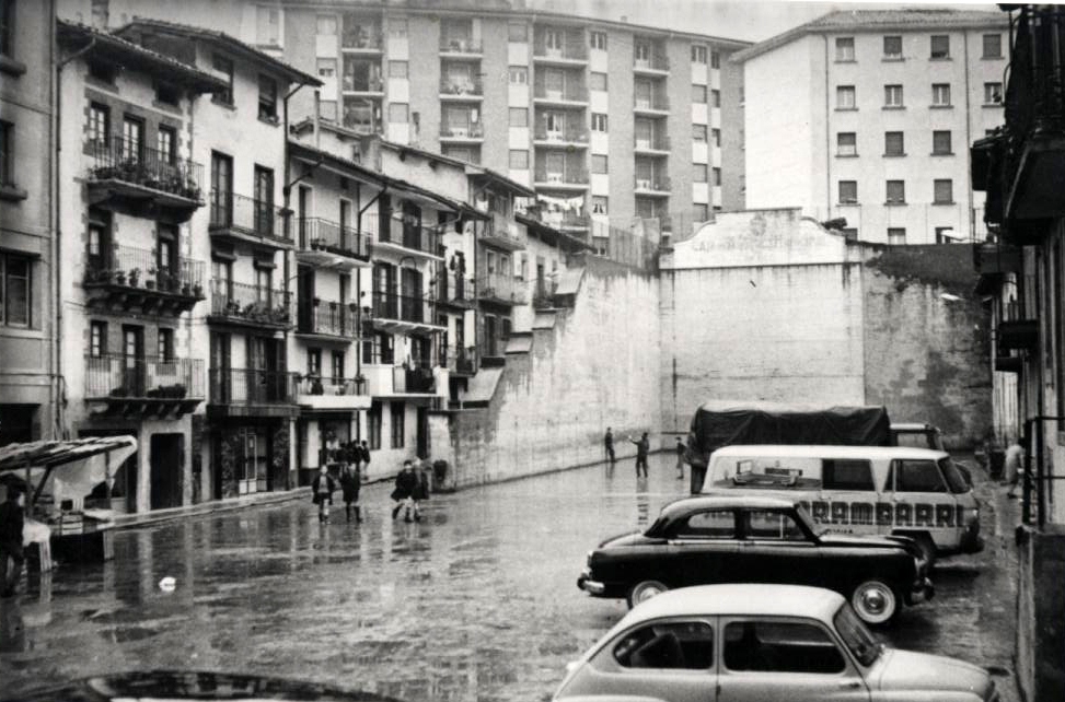 Plaza del Cardenal Orbe, hacia el lado del frontón