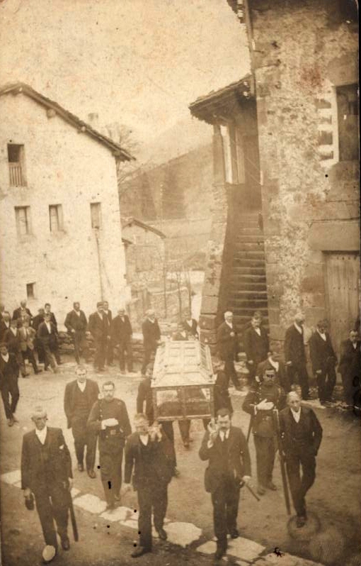 Procesión del Corpus. Transportando el féretro de Cristo los hermanos Izaguirre Procesión del Corpus. Transportando el féretro de Cristo los hermanos Izaguirre