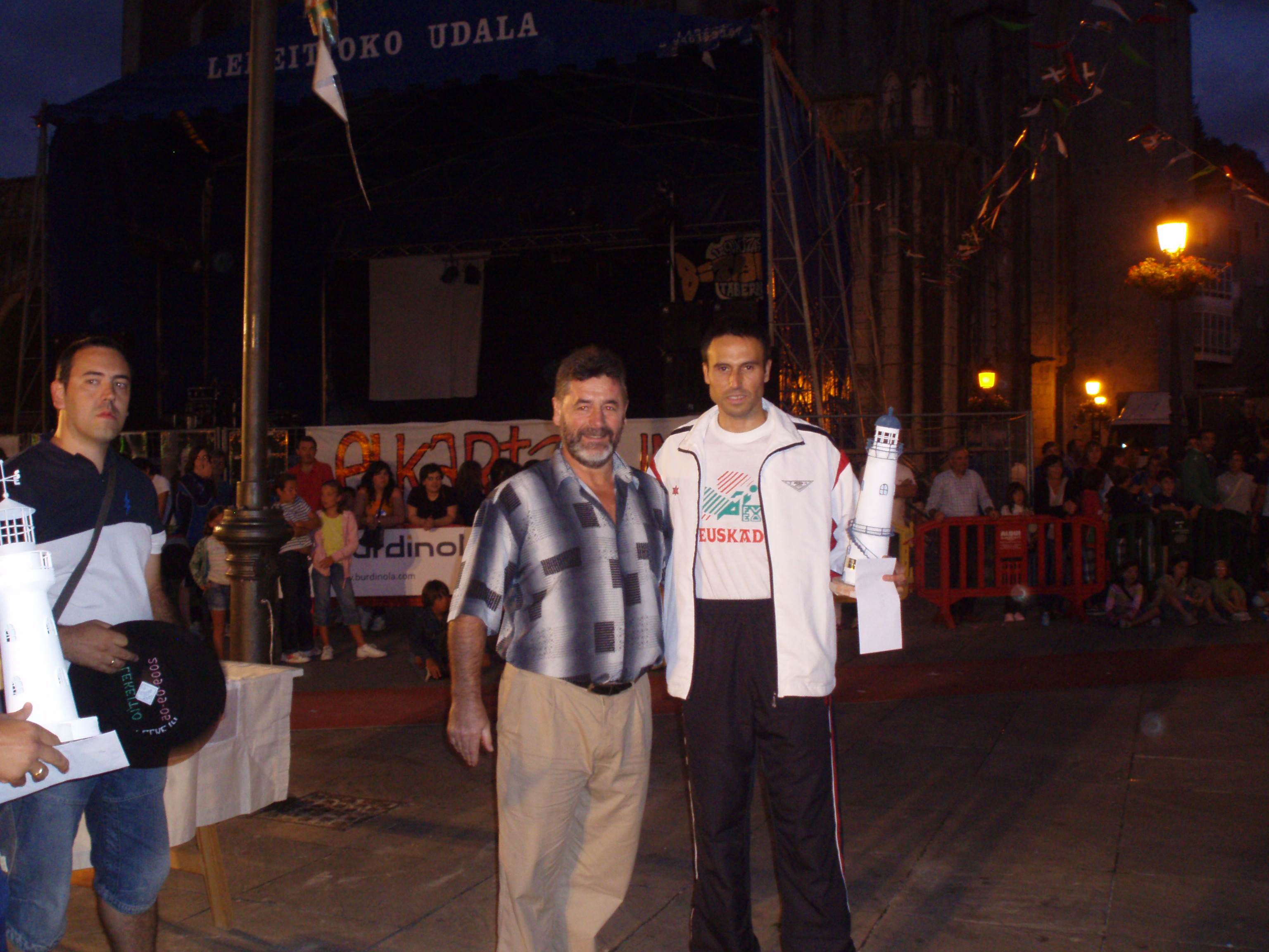Recibiendo un trofeo en Lekeitio Recibiendo un trofeo en Lekeitio
